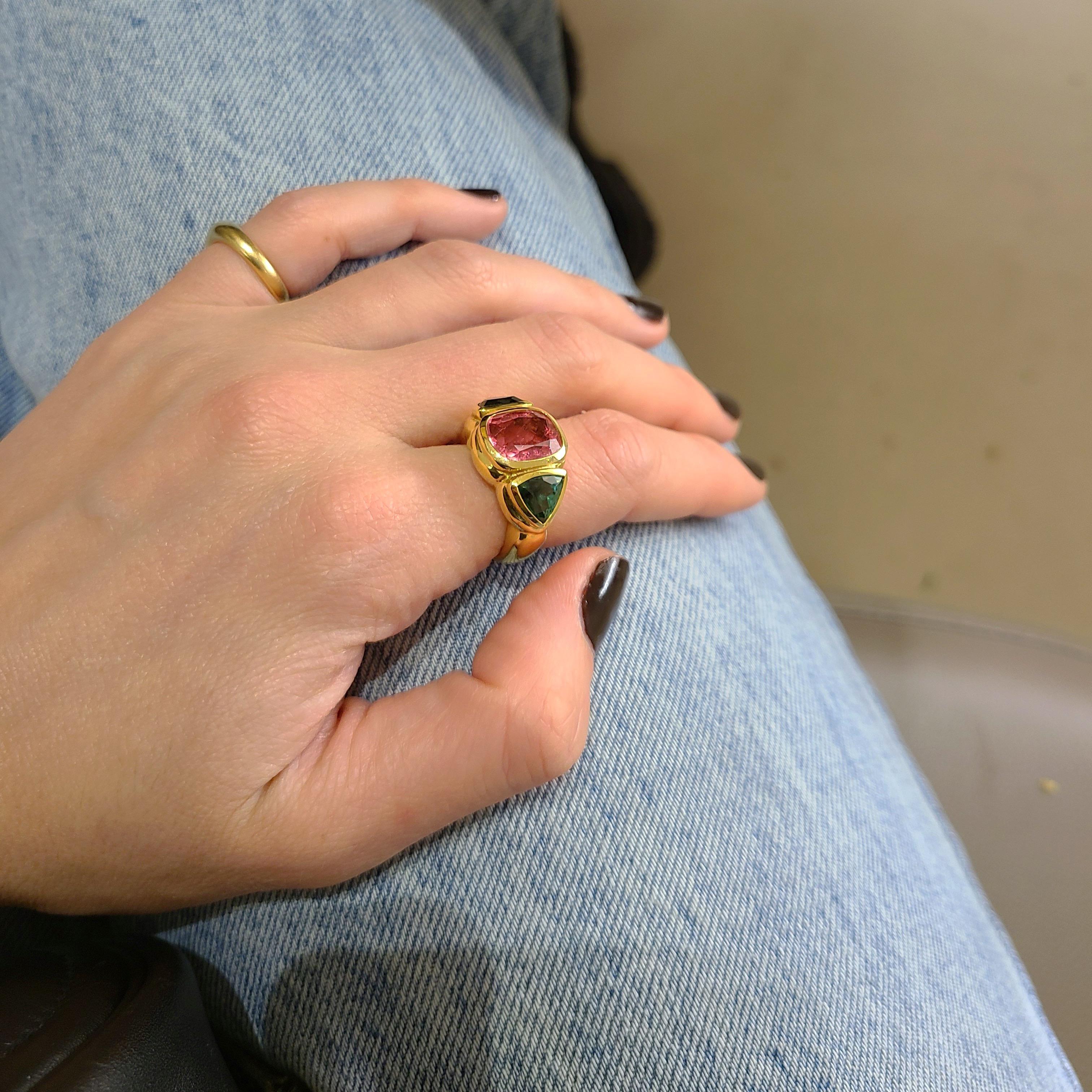 Cellini Ring aus 18 Karat Gelbgold mit 6,63 Karat Rubellit und grünem Turmalin (Kissenschliff) im Angebot