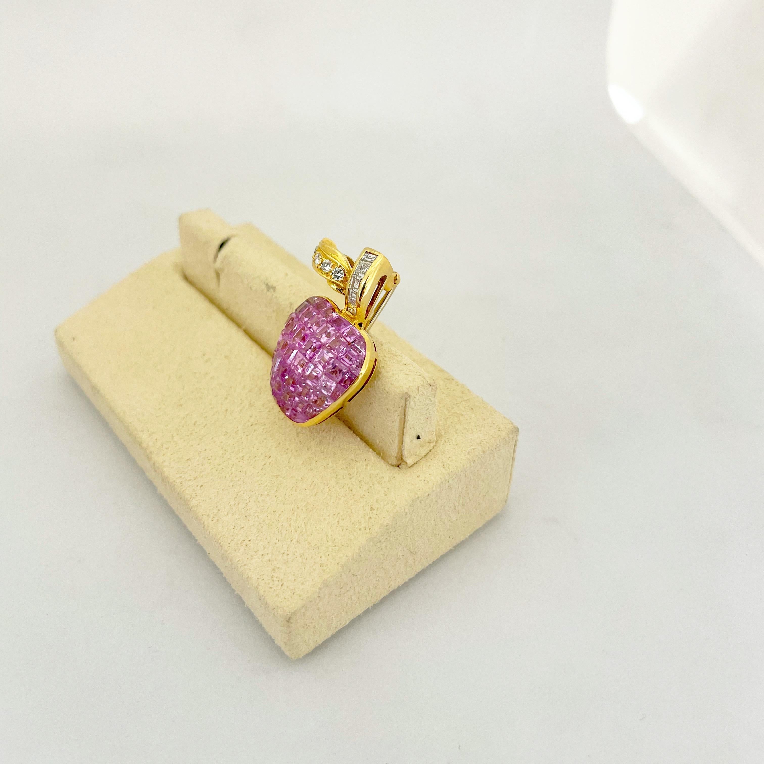 Cellini 18 Karat Gold, 7.55 Carat Invisibly Set Pink Sapphire Apple Brooch In New Condition For Sale In New York, NY