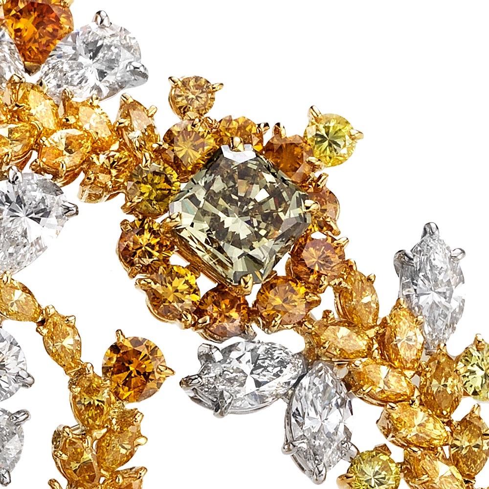 Contemporain Cellini Broche en or jaune 18 carats avec diamants naturels de couleur fantaisie de 19,85 carats en vente