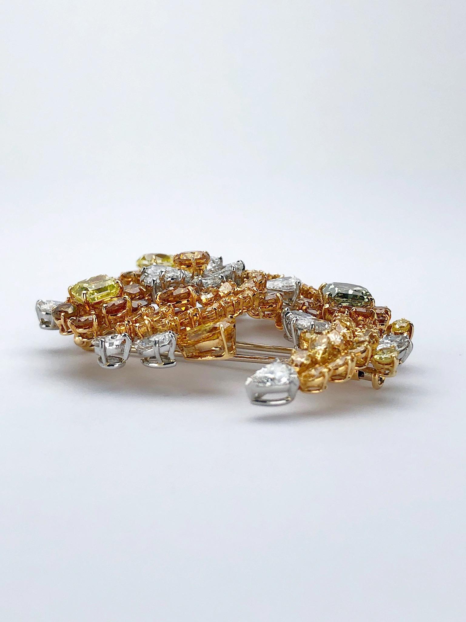 Cellini Broche en or jaune 18 carats avec diamants naturels de couleur fantaisie de 19,85 carats en vente 1