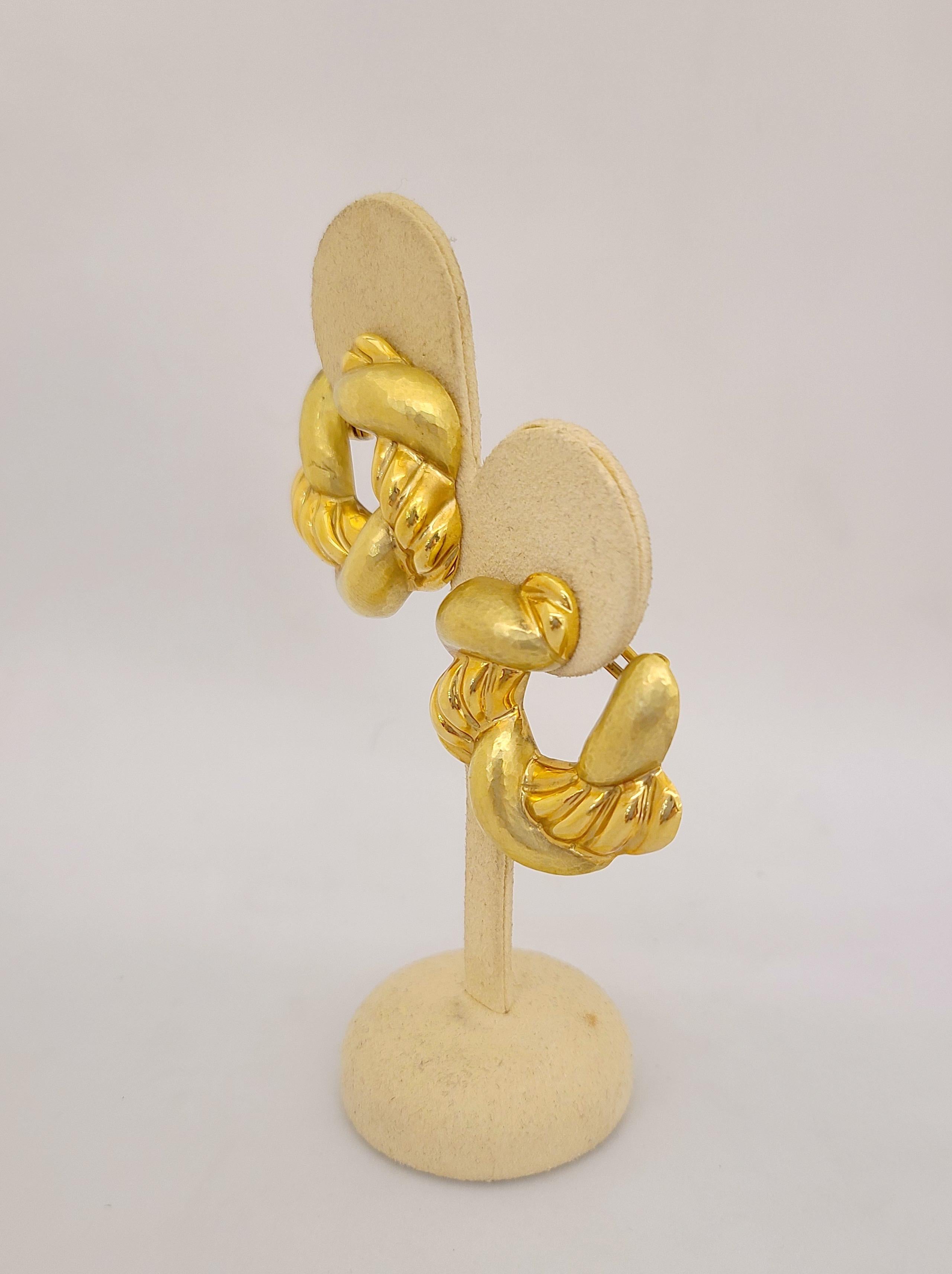 Contemporaneo Orecchini a cerchio intrecciati Cellini in oro giallo 18 carati, martellato e lucidato in vendita