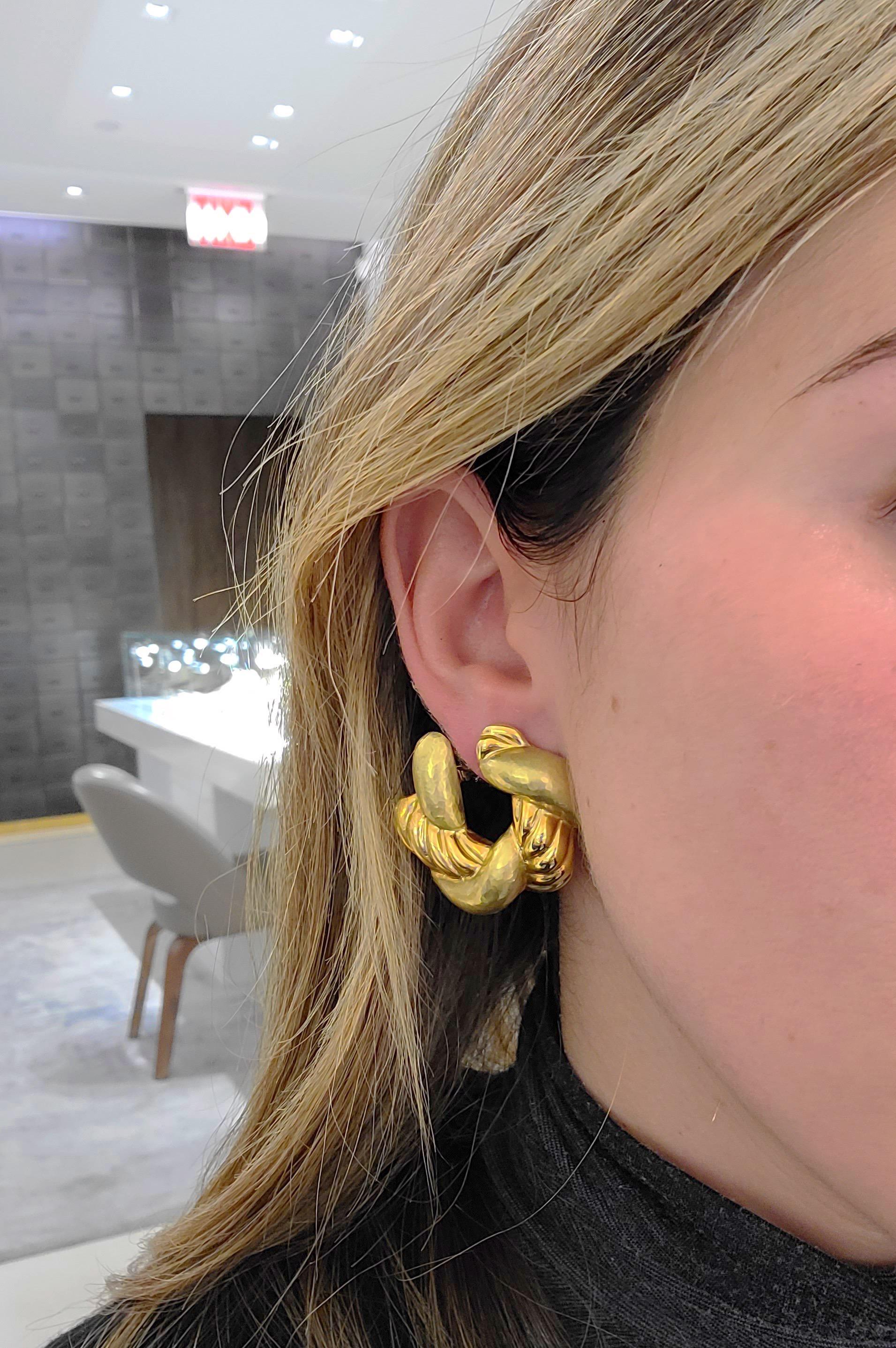 da uomo o donna Orecchini a cerchio intrecciati Cellini in oro giallo 18 carati, martellato e lucidato in vendita