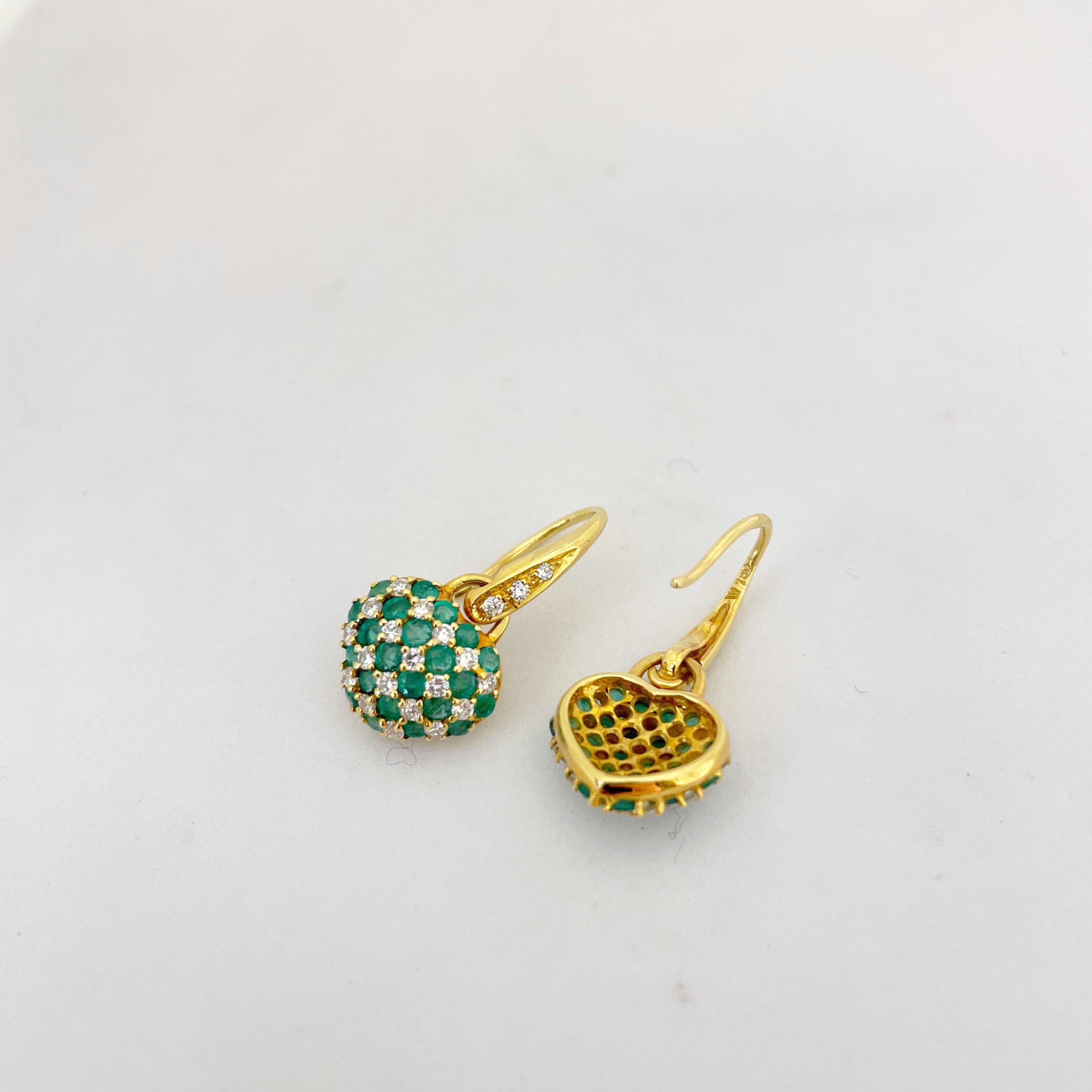 Contemporain Cellini Boucles d'oreilles en forme de cœur en or 18 carats avec émeraudes de 2,00 carats et diamants de 0,74 carat en vente