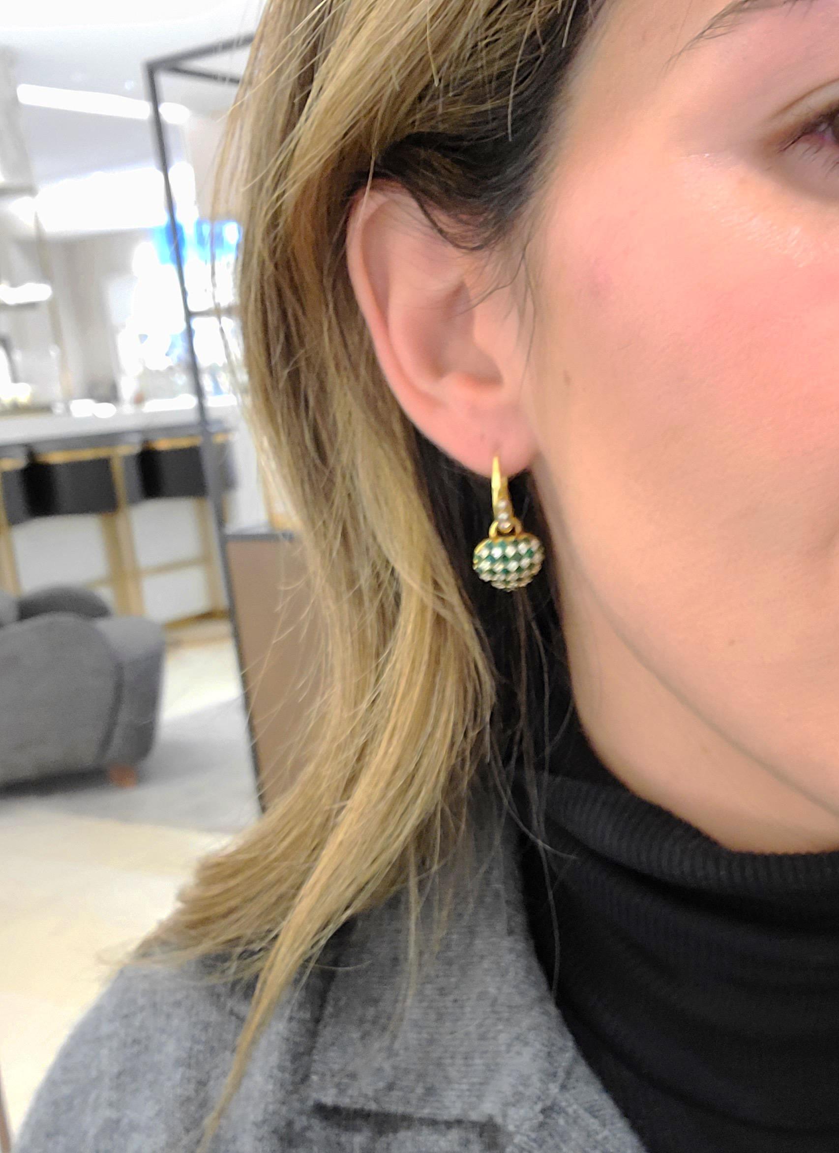 Cellini Boucles d'oreilles en forme de cœur en or 18 carats avec émeraudes de 2,00 carats et diamants de 0,74 carat Neuf - En vente à New York, NY
