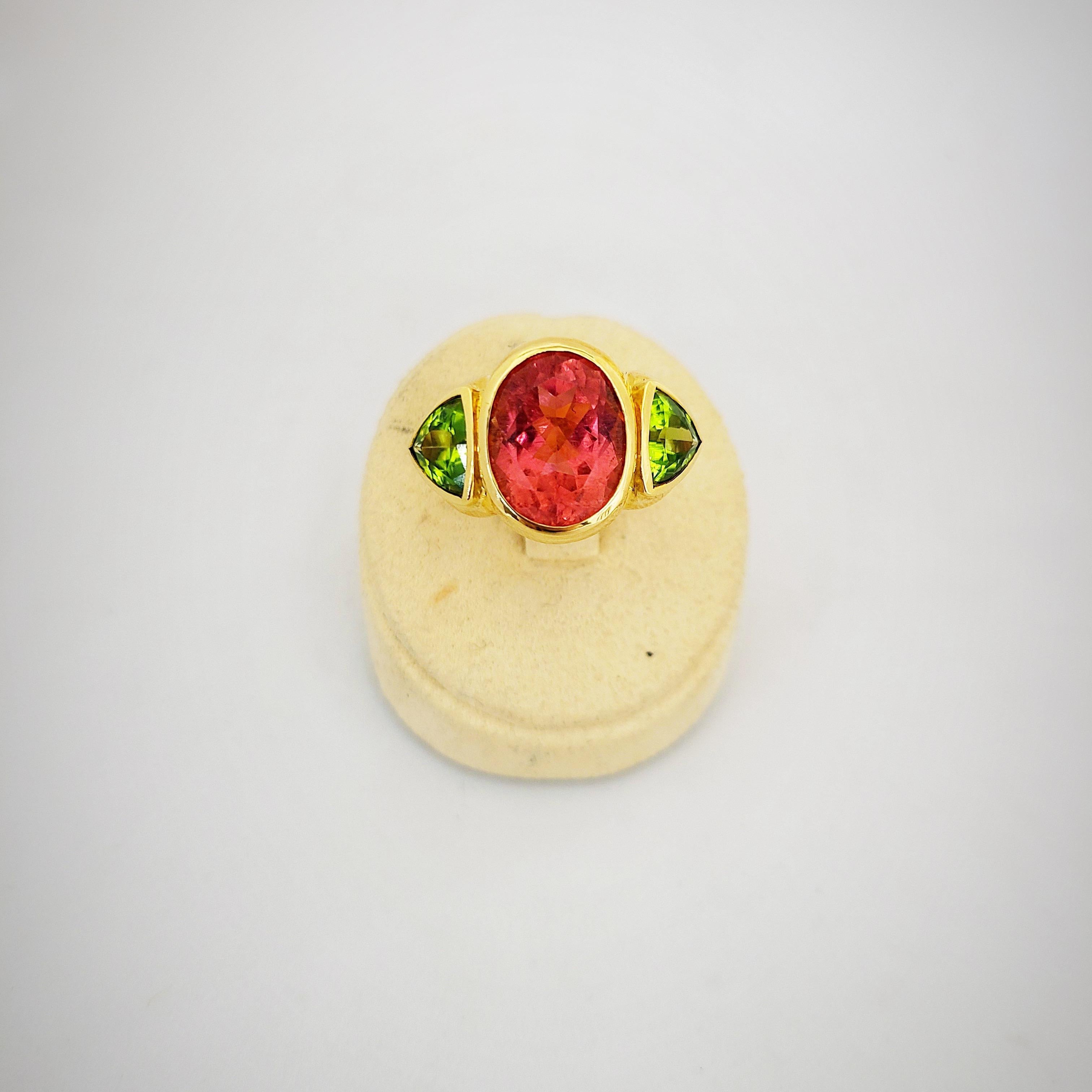 Taille ovale Cellini, bague en or jaune 18 carats avec rubellite de 8,05 carats et péridot de 3,46 carats en vente