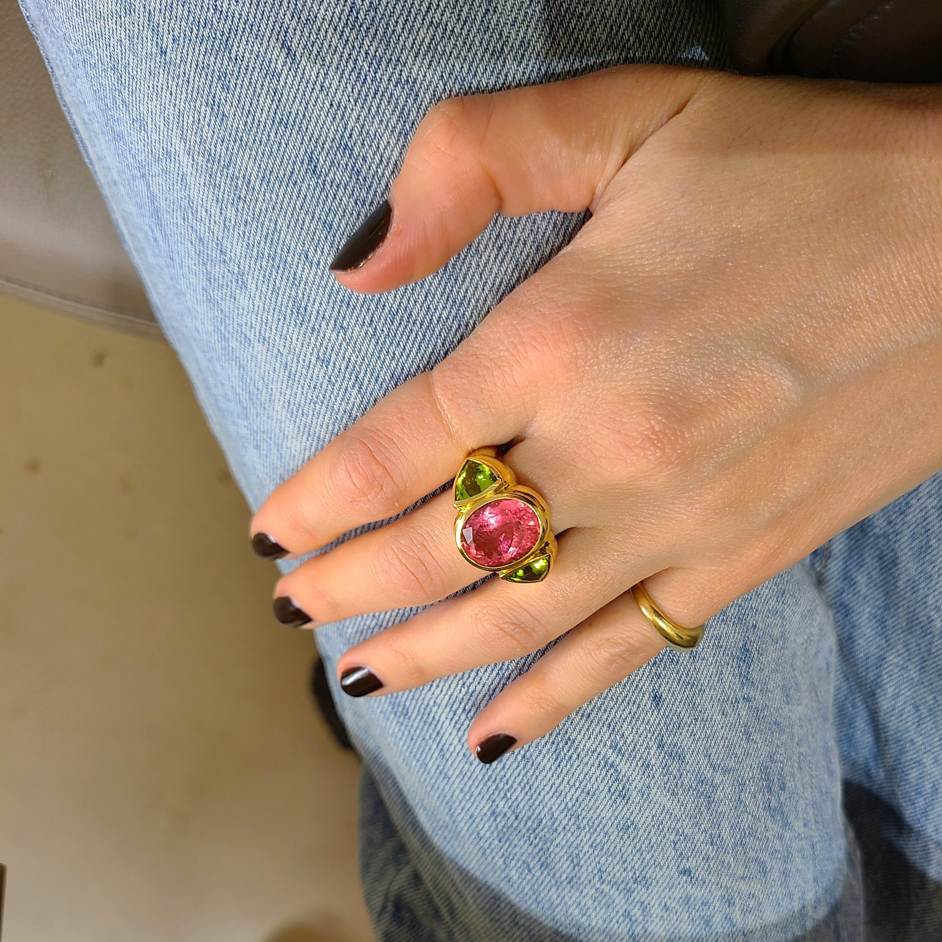 Women's or Men's Cellini 18KT Yellow Gold Ring with 8.05 Carat Rubellite and 3.46 Carat Peridot For Sale