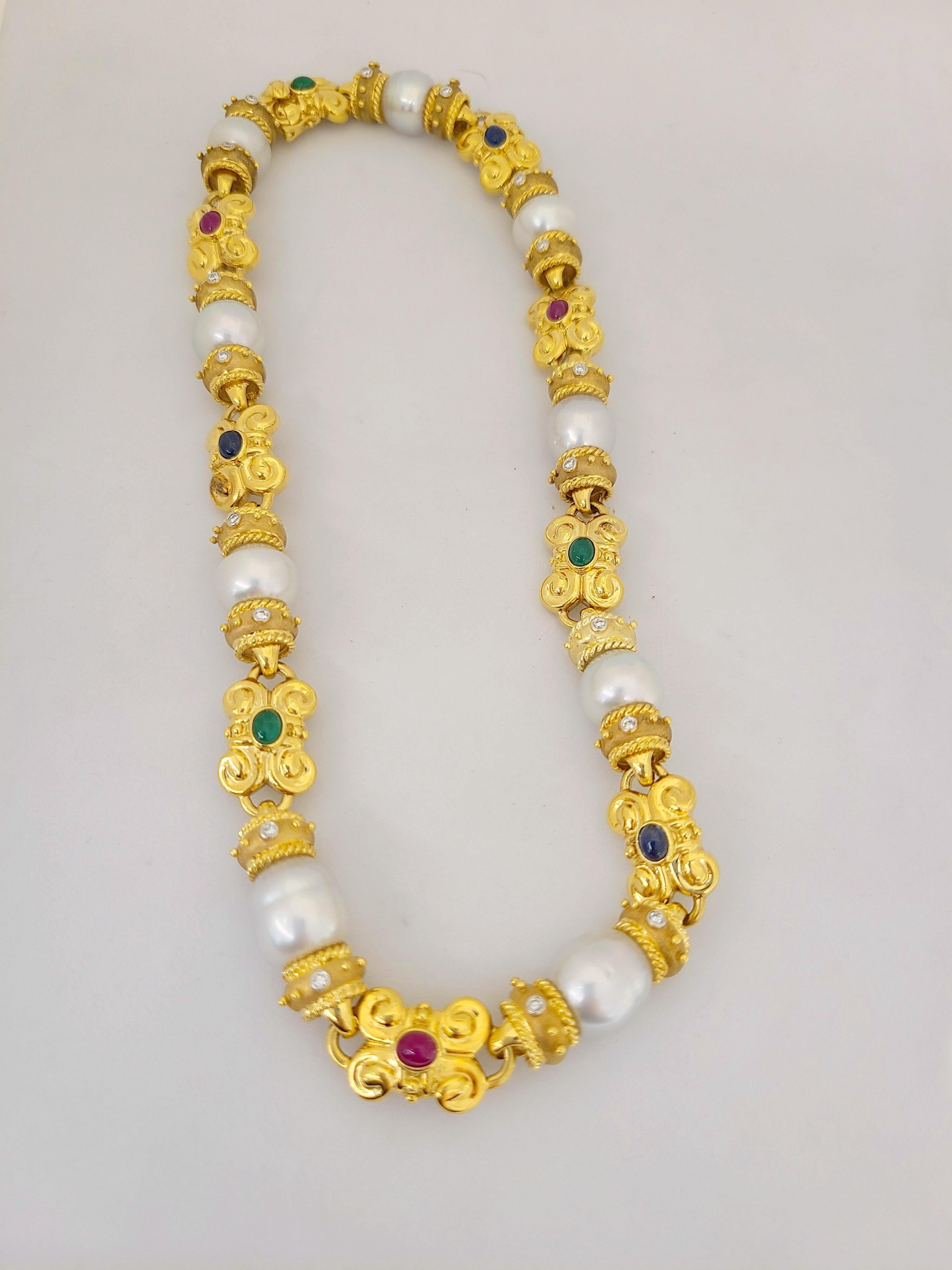 Cellini Halskette aus 18 Karat Gelbgold mit Südseeperlen, Diamanten und Edelsteinen (Cabochon)