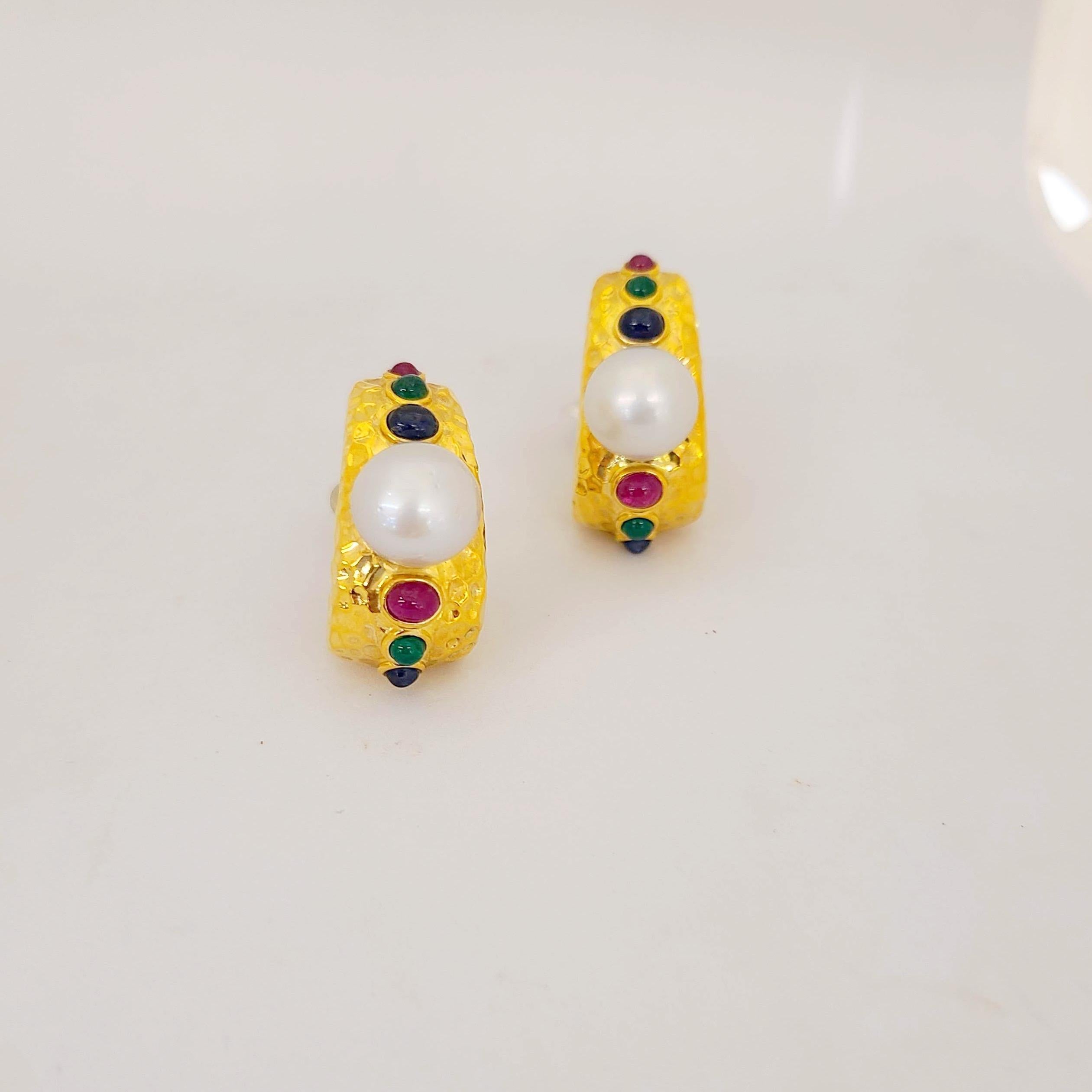 Cellini NYC Ohrringe aus 18 Karat Gelbgold mit gehämmertem Ring. Diese Ohrringe sind mit einer Südseeperle in der Mitte und einer Reihe von abgestuften Cabochons aus Rubinen, Smaragden und blauen Saphiren gestaltet. Die Ohrringe haben einen