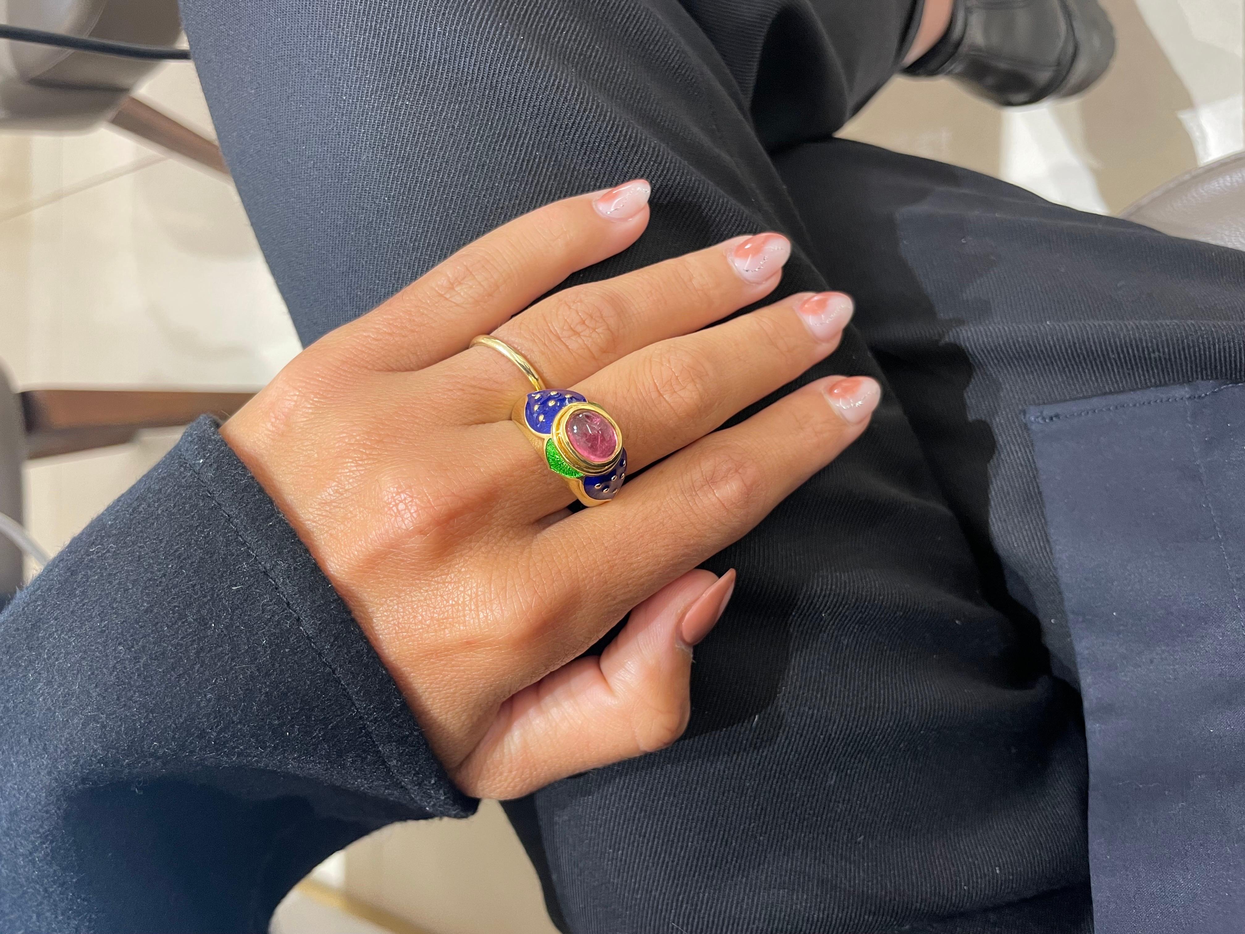 Cellini 18KT YG Ring mit rosa Turmalin im Cabochon-Schliff in der Mitte und blauer & grüner Emaille (Zeitgenössisch) im Angebot