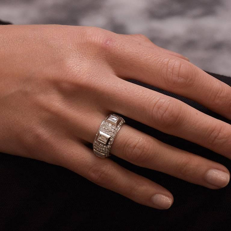 CELLINI Ring besetzt mit drei Diamanten im Baguetteschliff, umgeben von runden Brillanten von insgesamt 2,18 Karat. Die Diamanten gehen um die Hälfte herum, während die andere Hälfte aus gebürstetem Weißgold besteht. 
Fassung aus 18 Karat Weißgold,