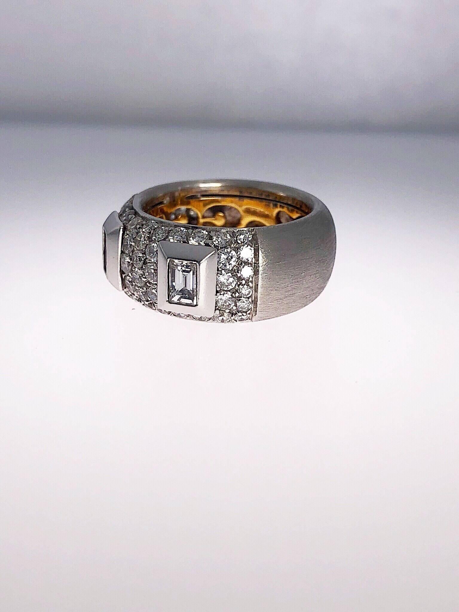Cellini Ring aus 18 Karat Gold mit rundem Brillanten im Baguetteschliff (Moderne) im Angebot