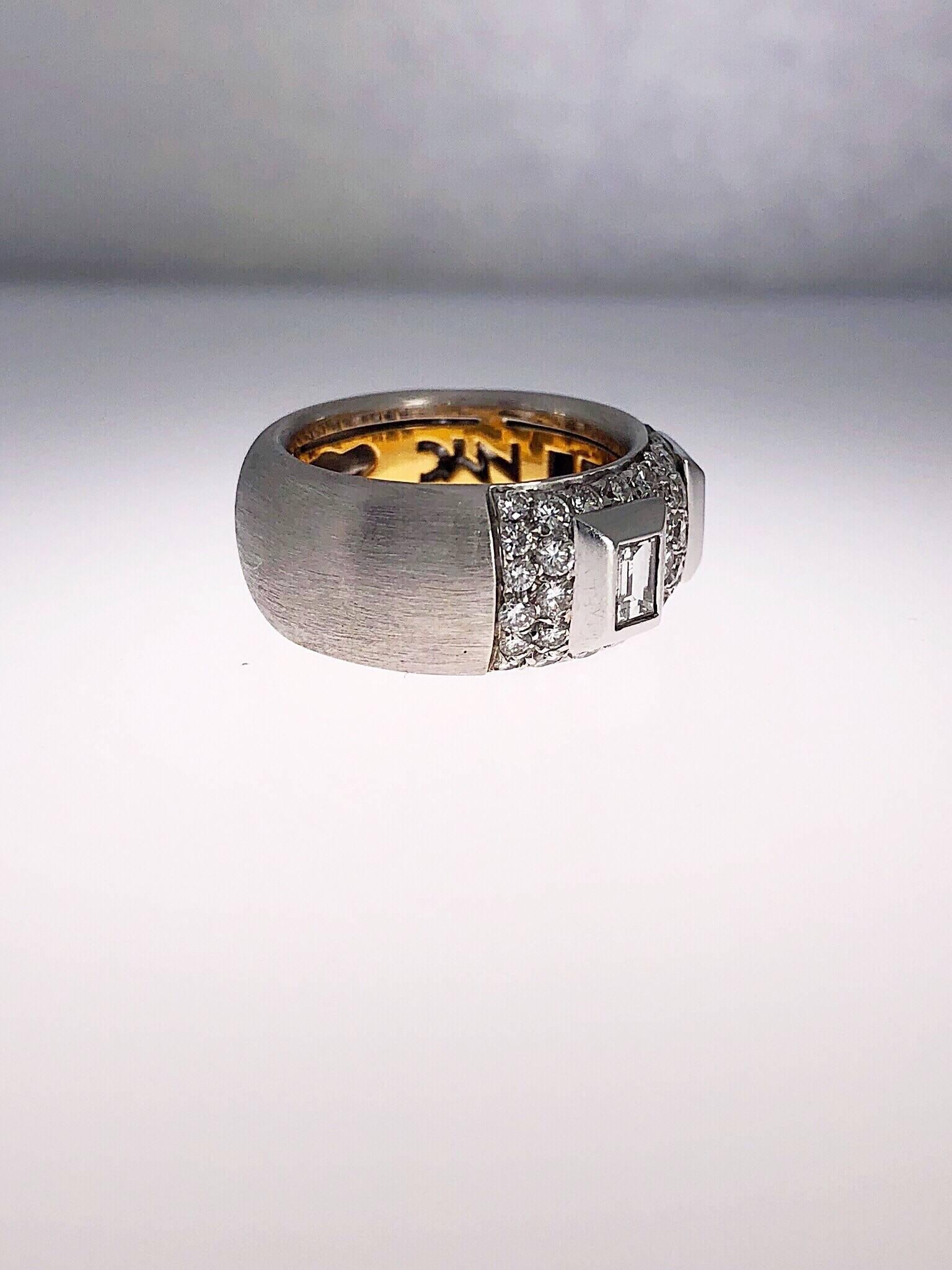 Cellini Ring aus 18 Karat Gold mit rundem Brillanten im Baguetteschliff im Zustand „Neu“ im Angebot in New York, NY