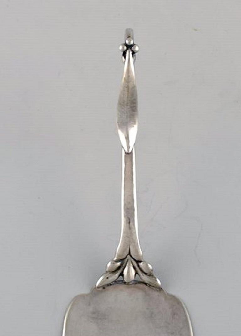 Cellini craft. Serving spade in hammered sterling silver, 1930s.
Size: Length 22.5 cm.
In excellent condition.
Stamped.
Our skilled Georg Jensen silversmith / jeweler can polish all silver and gold so that it looks like new. The price is very