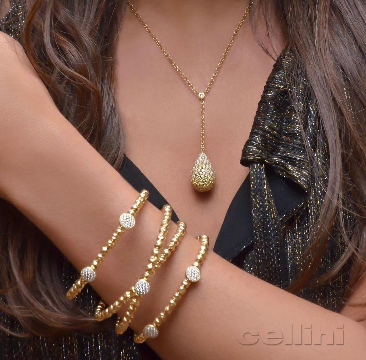 Ce bracelet manchette ouvert à ressort, confortable et flexible, est composé de quatre rangées de perles en or rose 18 carats, avec cinq disques de diamants pavés. Diamants ronds et brillants de 1,16 carats au total.
Bracelet magnifique et très