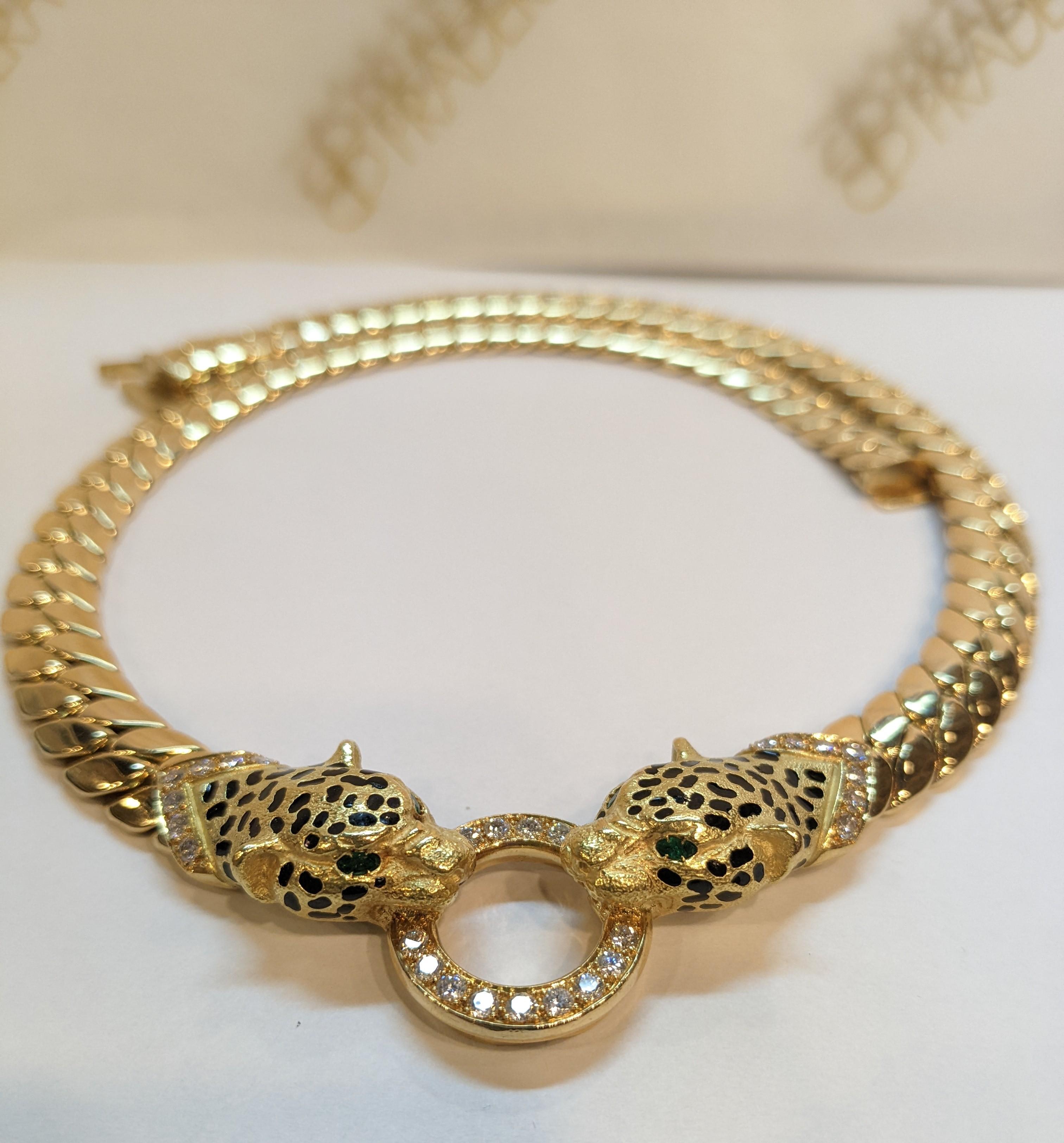 Cellini Francia
Collana in oro giallo 18 carati con un paio di teste di pantera in oro lucido con occhi di smeraldo. I loro occhi sono pieni di  smeraldi quadrati e nei loro  bocche  contiene un diamante centrale rotondo  anello. 
Misura della