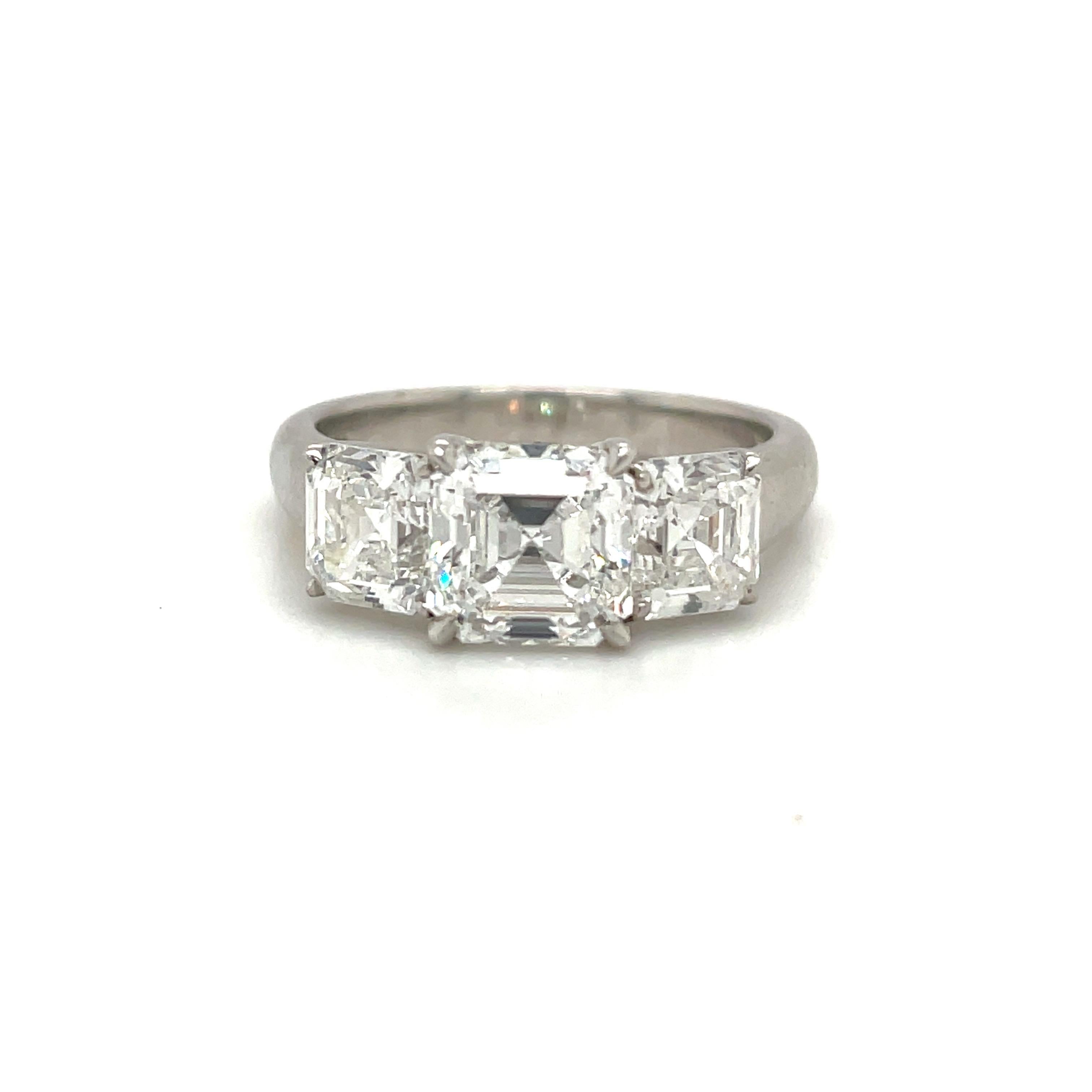 Cellini GIA zertifizierter 3 Stein Quadratischer Diamantring mit Smaragdschliff E Farbe im Zustand „Neu“ im Angebot in New York, NY
