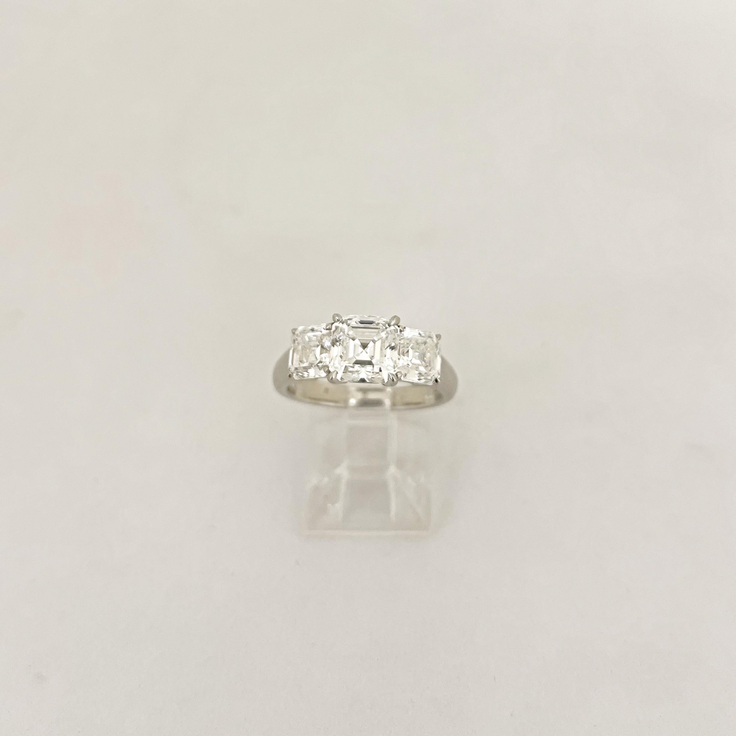 Cellini GIA zertifizierter 3 Stein Quadratischer Diamantring mit Smaragdschliff E Farbe im Angebot 3
