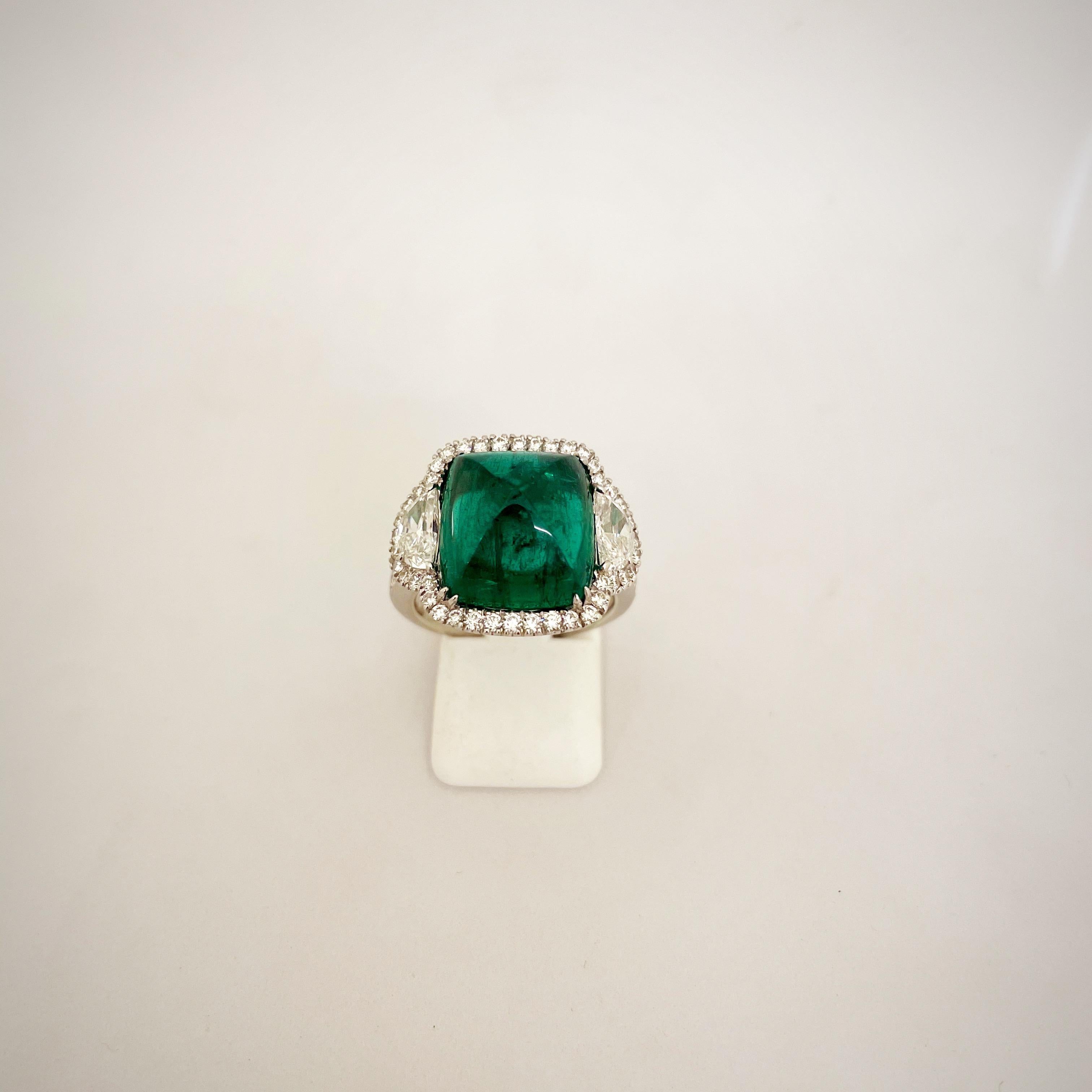 Bague émeraude cabochon Sugarloaf de 10,58 carats et diamant Neuf - En vente à New York, NY