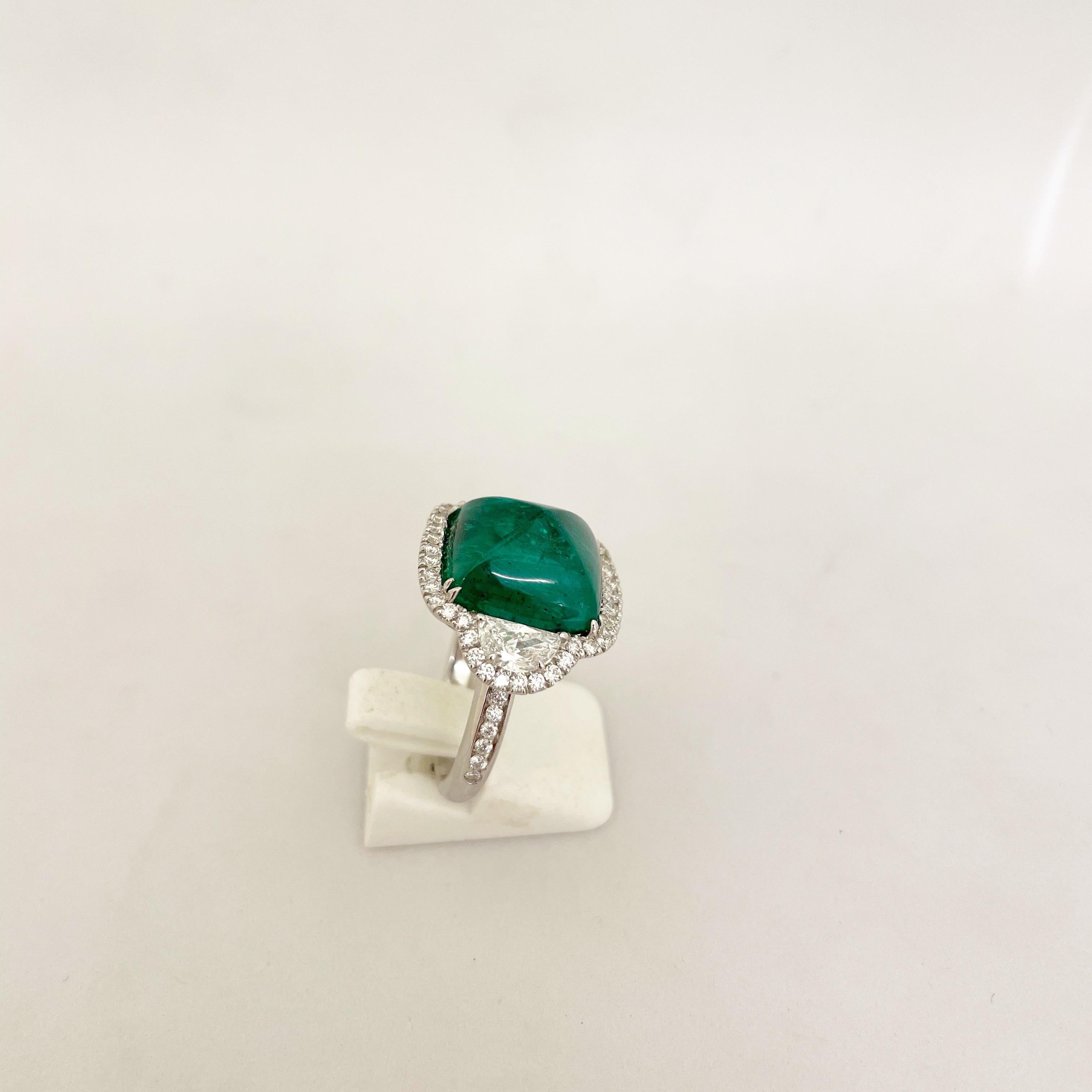 Bague émeraude cabochon Sugarloaf de 10,58 carats et diamant Unisexe en vente