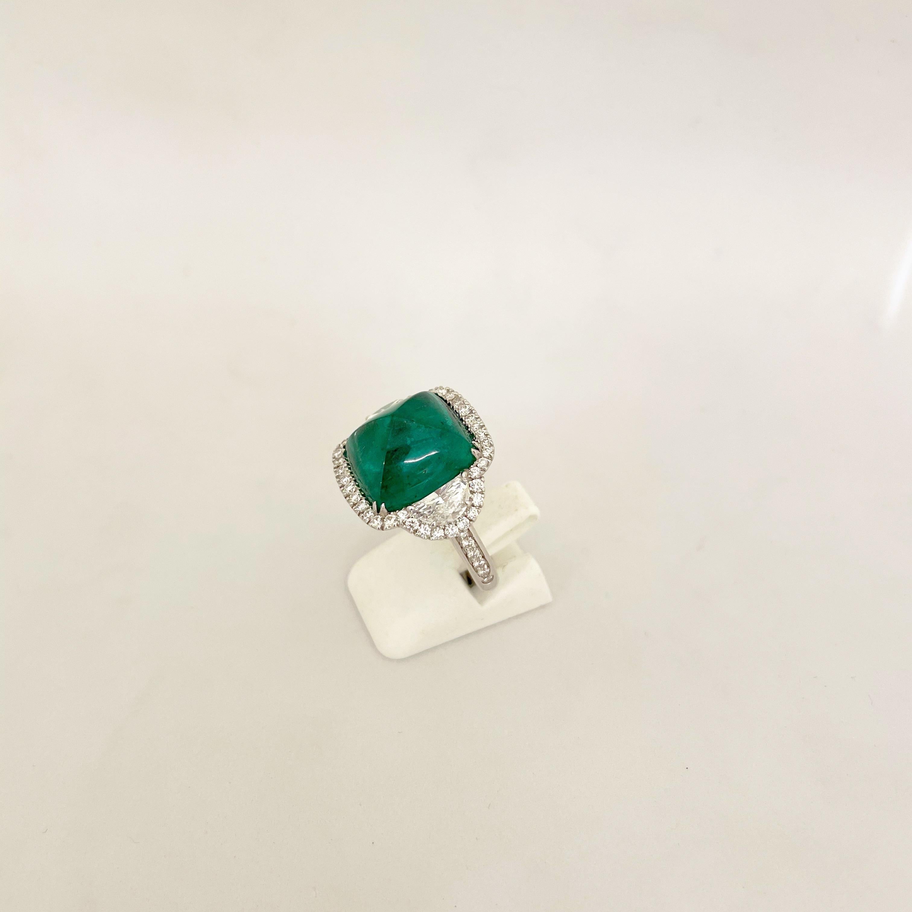 Women's or Men's 10.58 Carat Sugarloaf Cabochon Emerald and Diamond Ring For Sale