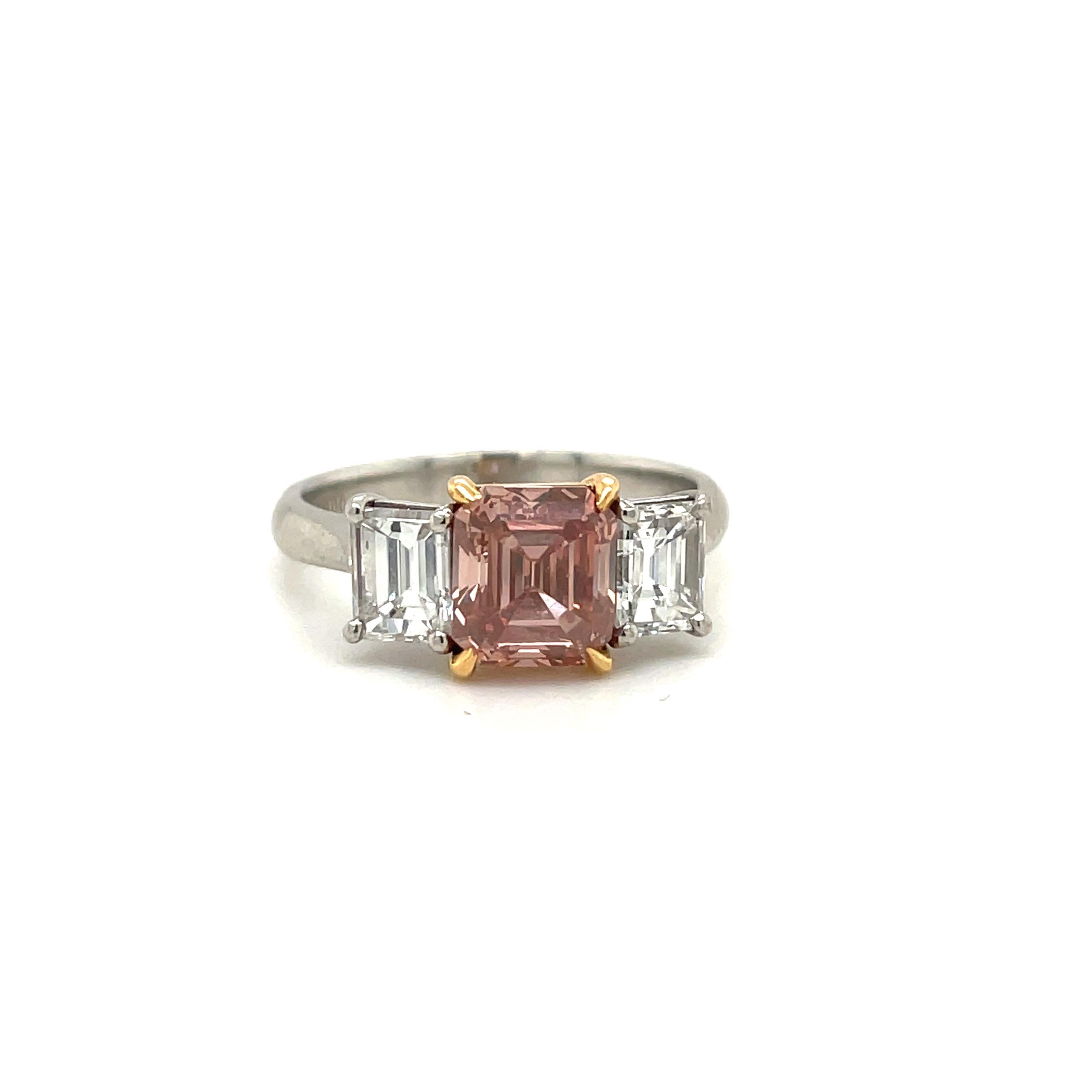 Taille émeraude Bague en diamant rose fantaisie taille émeraude de 1,75 carat certifié par le GIA en vente