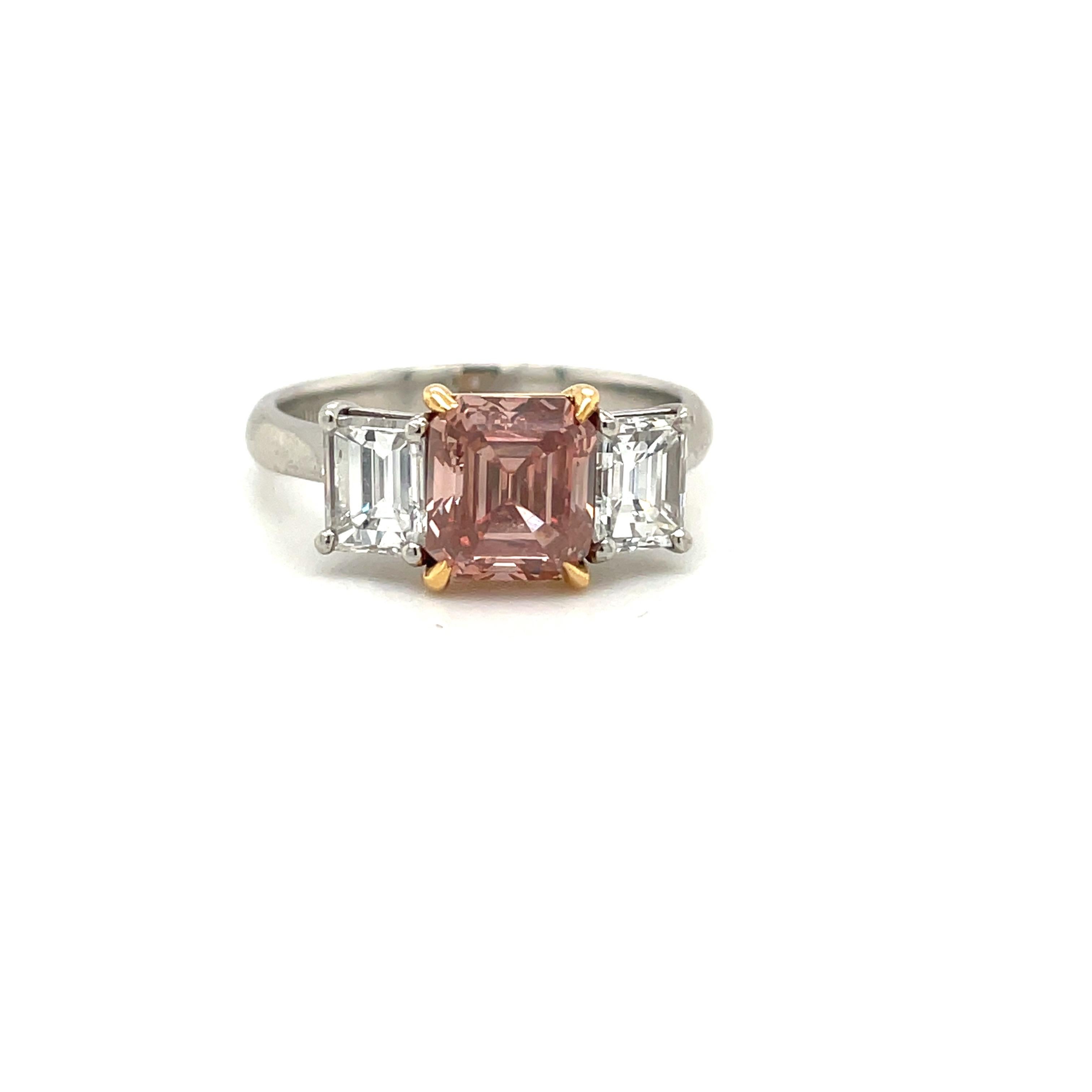 Bague en diamant rose fantaisie taille émeraude de 1,75 carat certifié par le GIA en vente 2