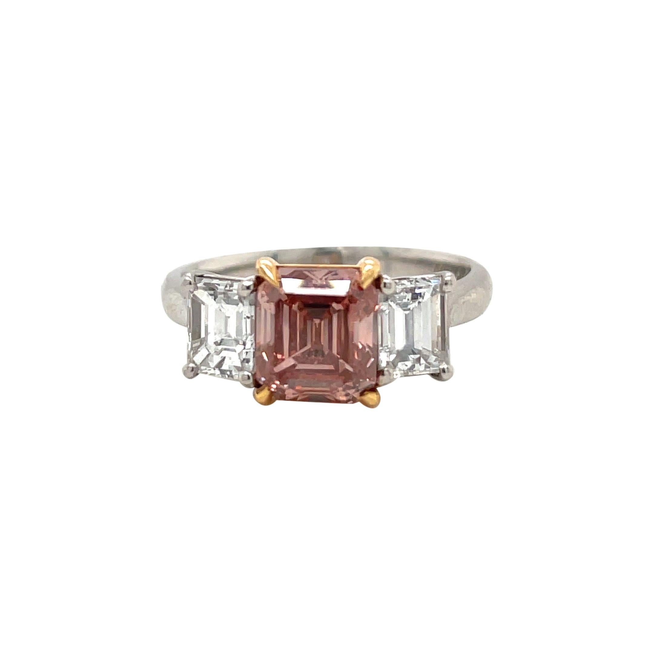 Bague en diamant rose fantaisie taille émeraude de 1,75 carat certifié par le GIA en vente