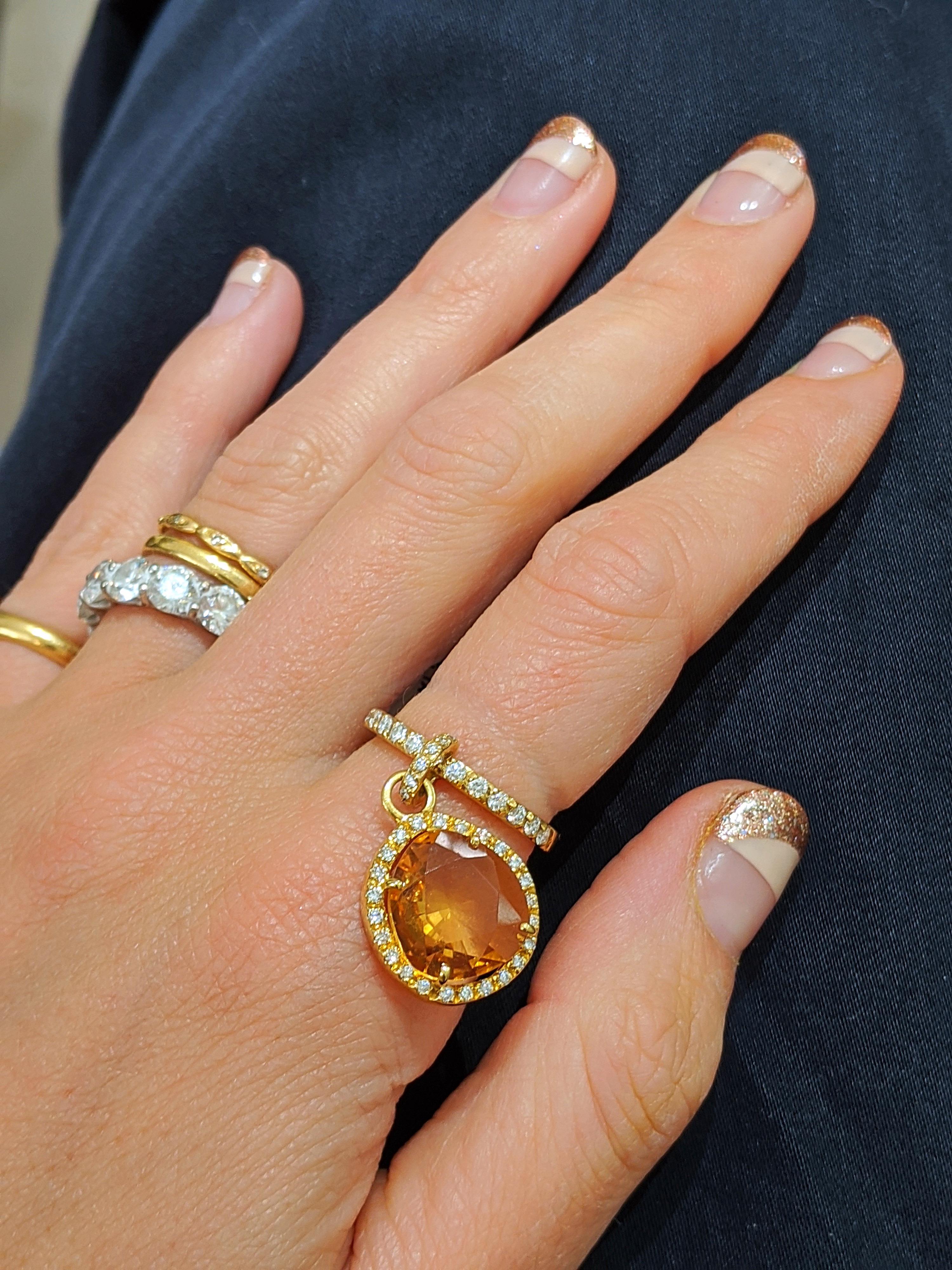 Cellini exklusiv. Hergestellt in Italien. Dieser verspielte Ring aus 18 Karat Gelbgold hat einen 0,90 Karat schweren Citrin, der in einer Diamantfassung gefasst ist. Der Citrin baumelt an einem Diamantballen, der fest auf dem Ring sitzt. Das Band