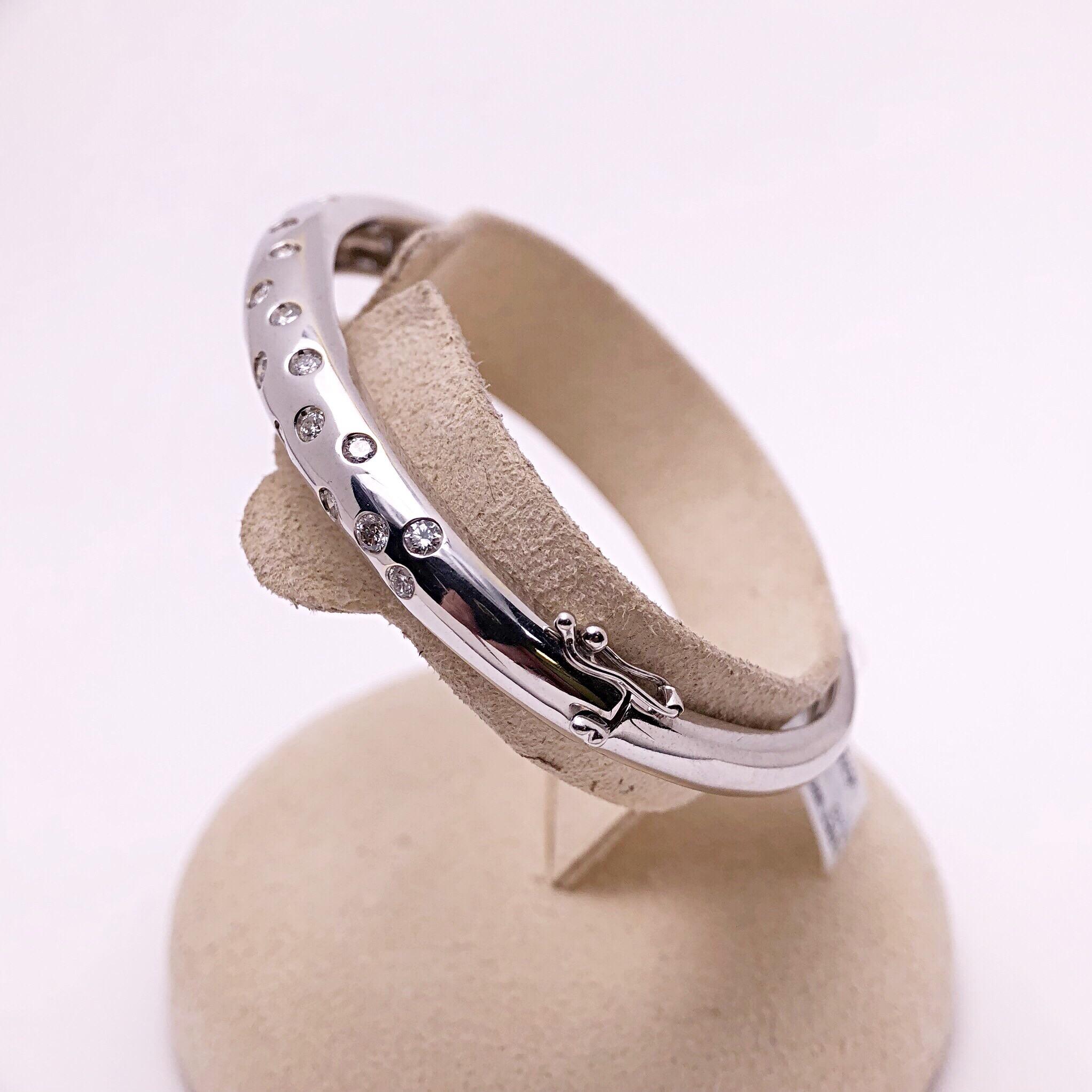 Modern 18 Karat White Gold and 1.10 Carat Diamond Bangle Bracelet For Sale