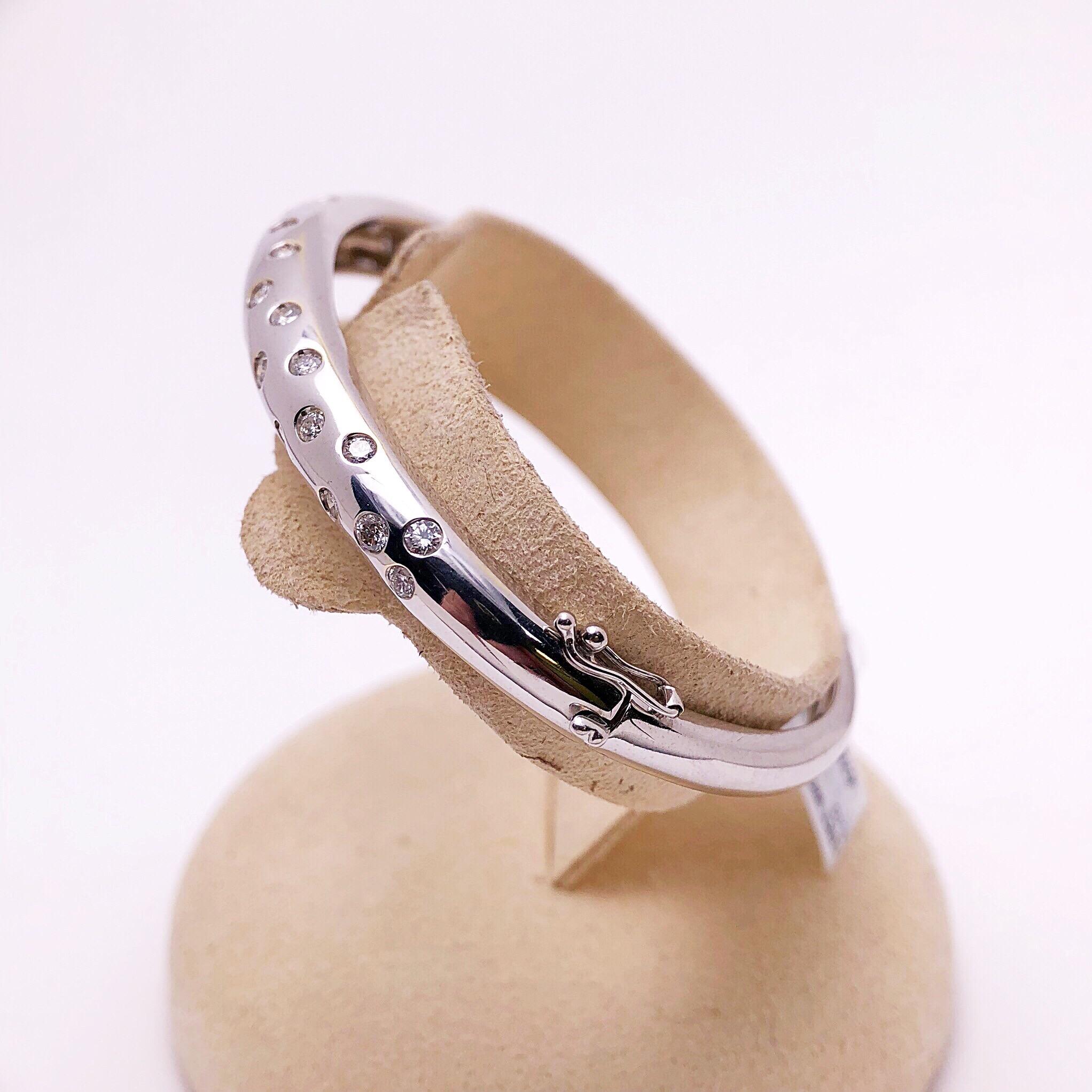 Taglio rotondo Bracciale Bangle in oro bianco 18 carati e diamanti da 1,10 carati in vendita