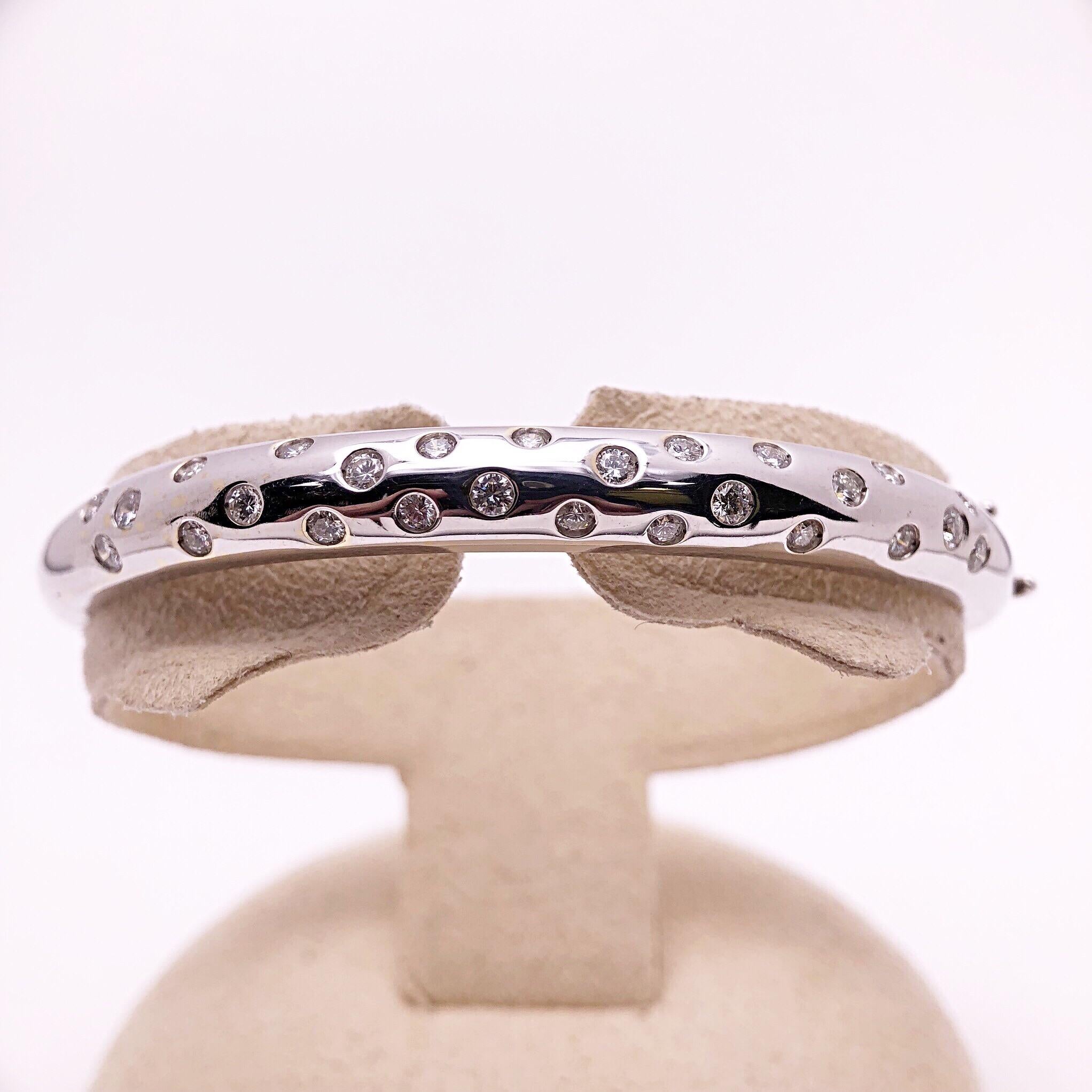 Women's or Men's 18 Karat White Gold and 1.10 Carat Diamond Bangle Bracelet For Sale