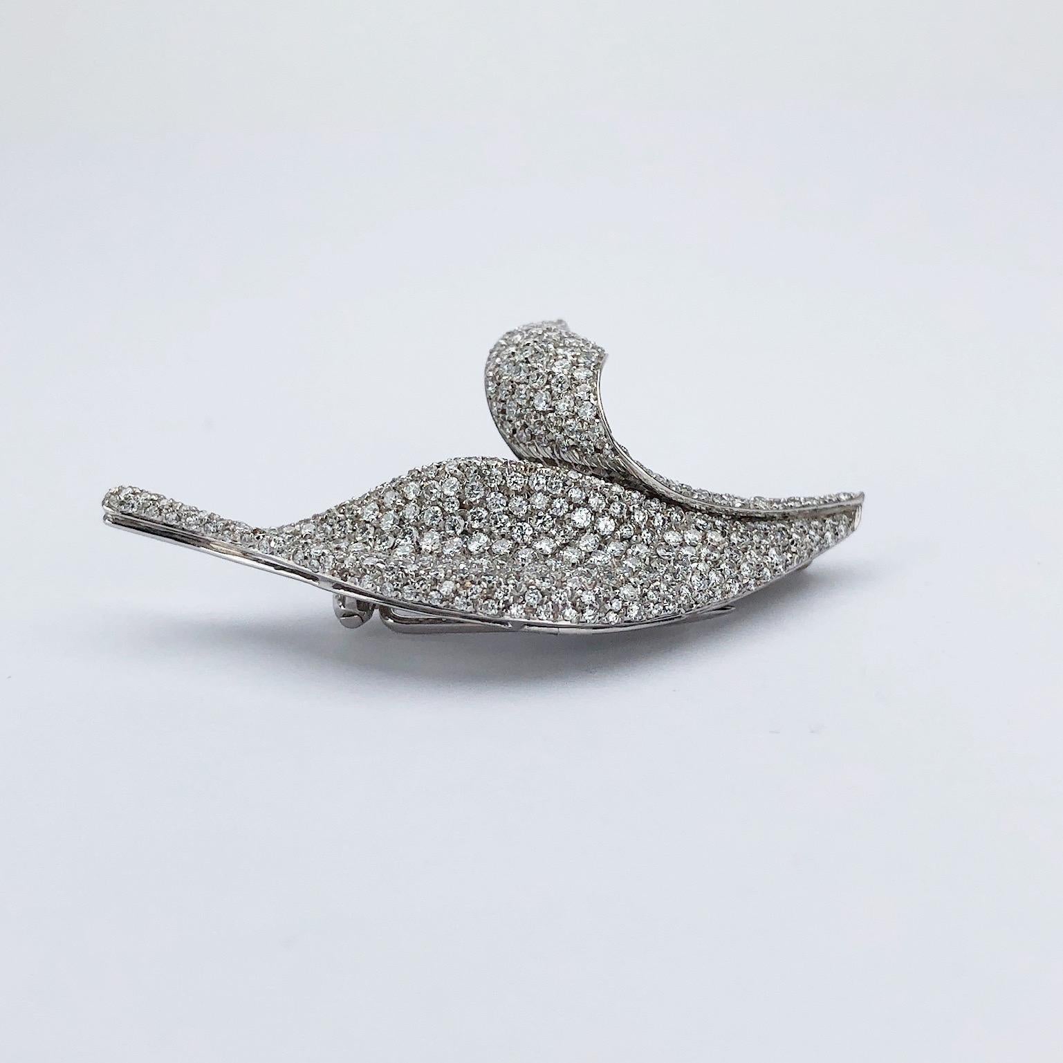 18 Karat White Gold 2.36 Carat Diamond Leaf Brooch In New Condition For Sale In New York, NY