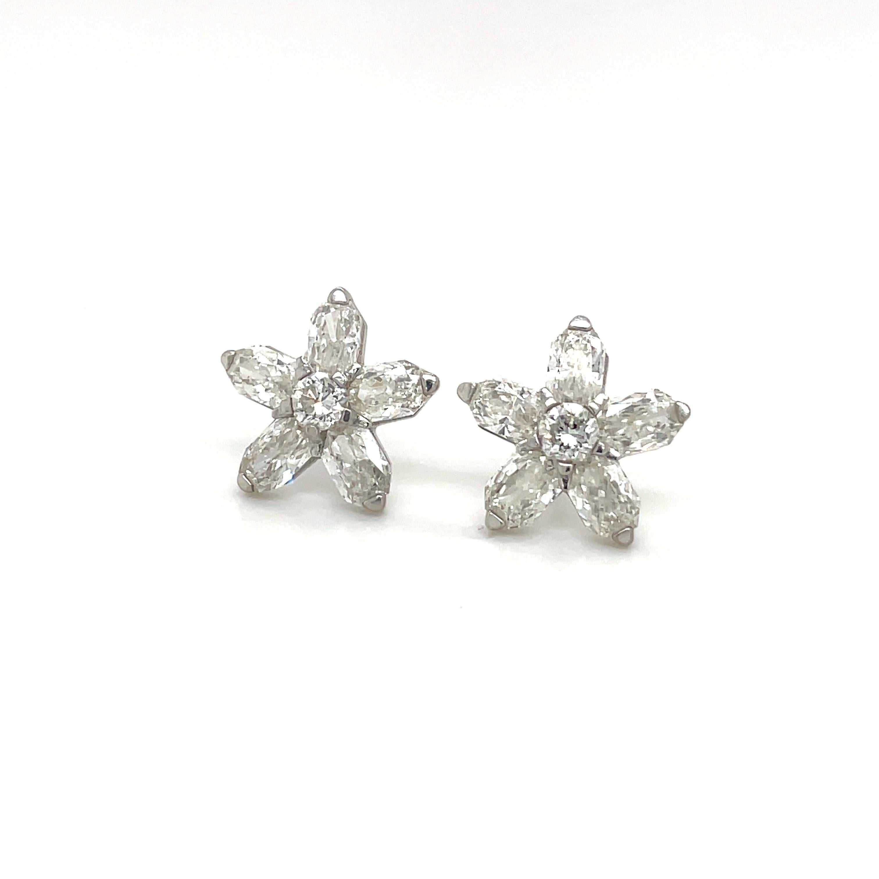 Or blanc 18 carats 2,50 carats. Clous d'oreilles fleur en diamants Neuf - En vente à New York, NY