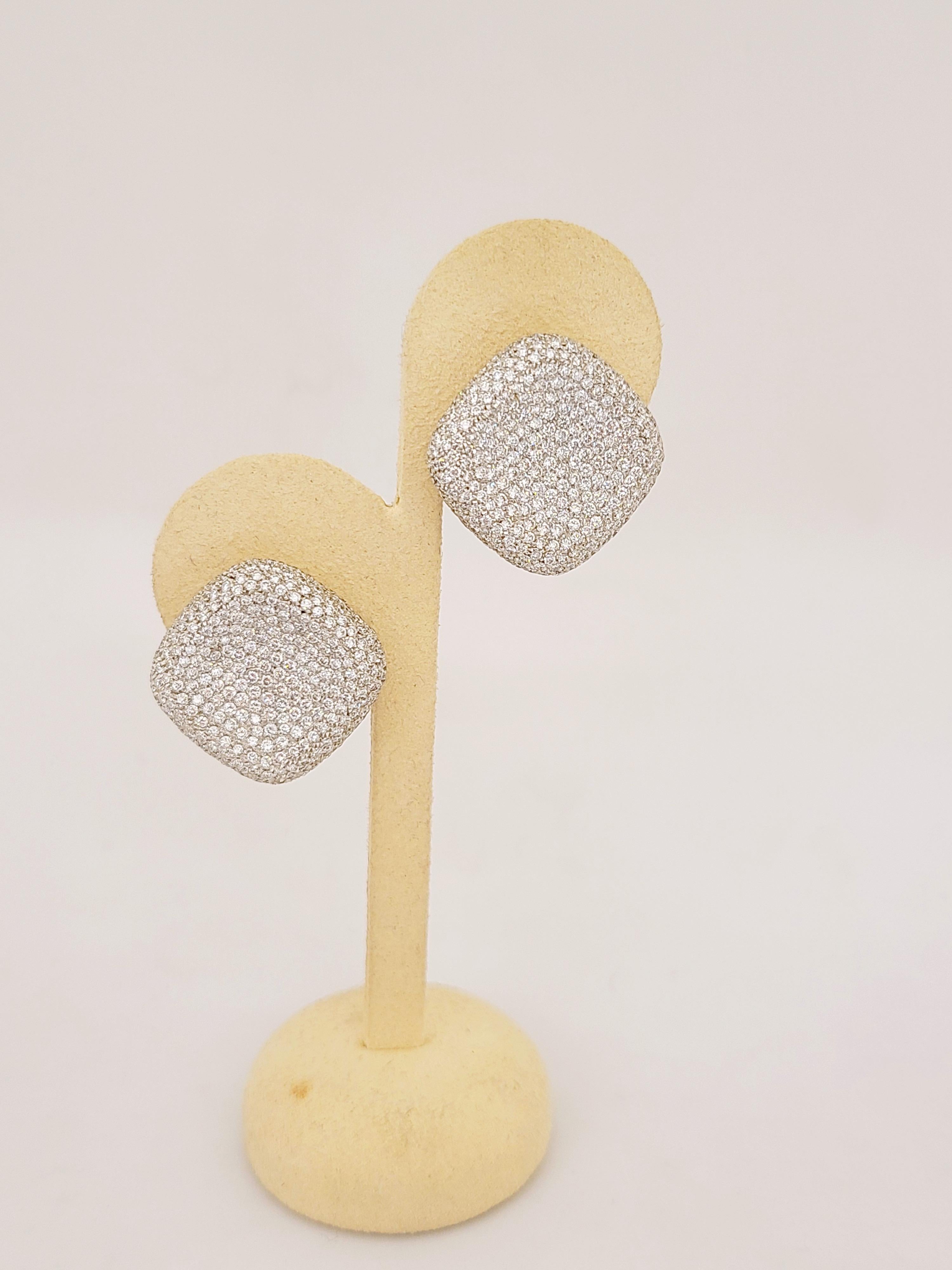 Cellini Jewelers NYC 18KT Weißgold Ohrringe, bestehen aus 6.10CT. runden Brillanten und sind in einem konkaven Kissen geformt, um die Brillanz der Diamanten zu maximieren. Aus jedem Winkel reflektieren die Diamanten das Licht. 
Die Ohrringe messen