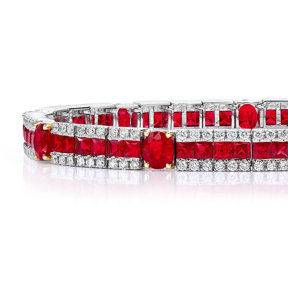 Fabricada a mano por Cellini Craft Jewelers, esta hermosa pulsera de línea está engastada con 9 rubíes ovalados y 54 rubíes talla francesa, en total  6,29 quilates. El borde de la pulsera está engastado con diamantes blancos brillantes redondos que