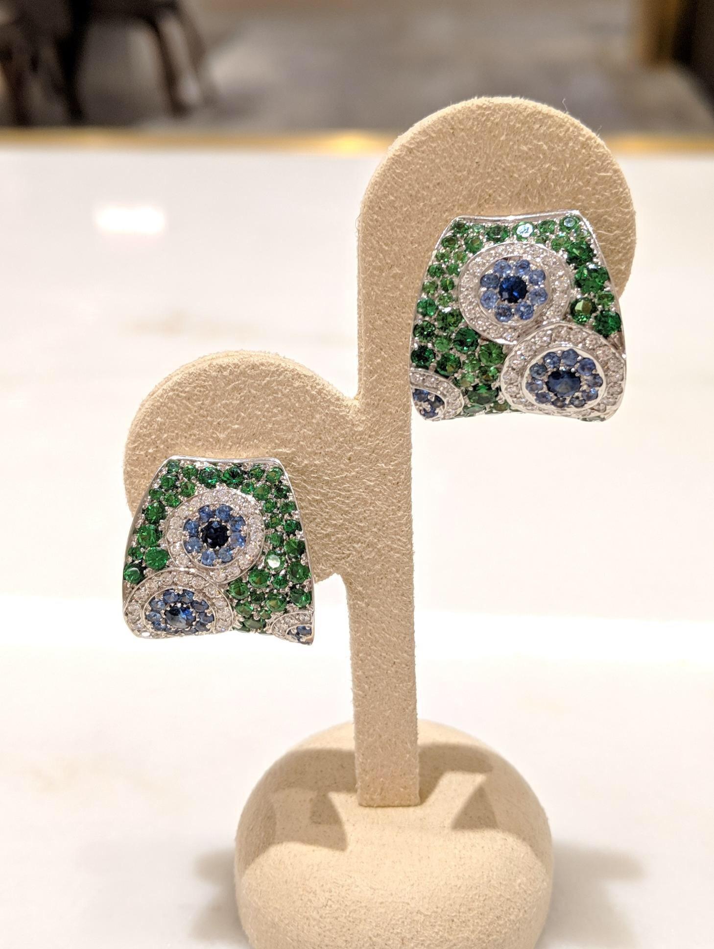 Moderne Boucles d'oreilles en or blanc 18 carats, diamants, saphirs bleus et tsavorites en vente