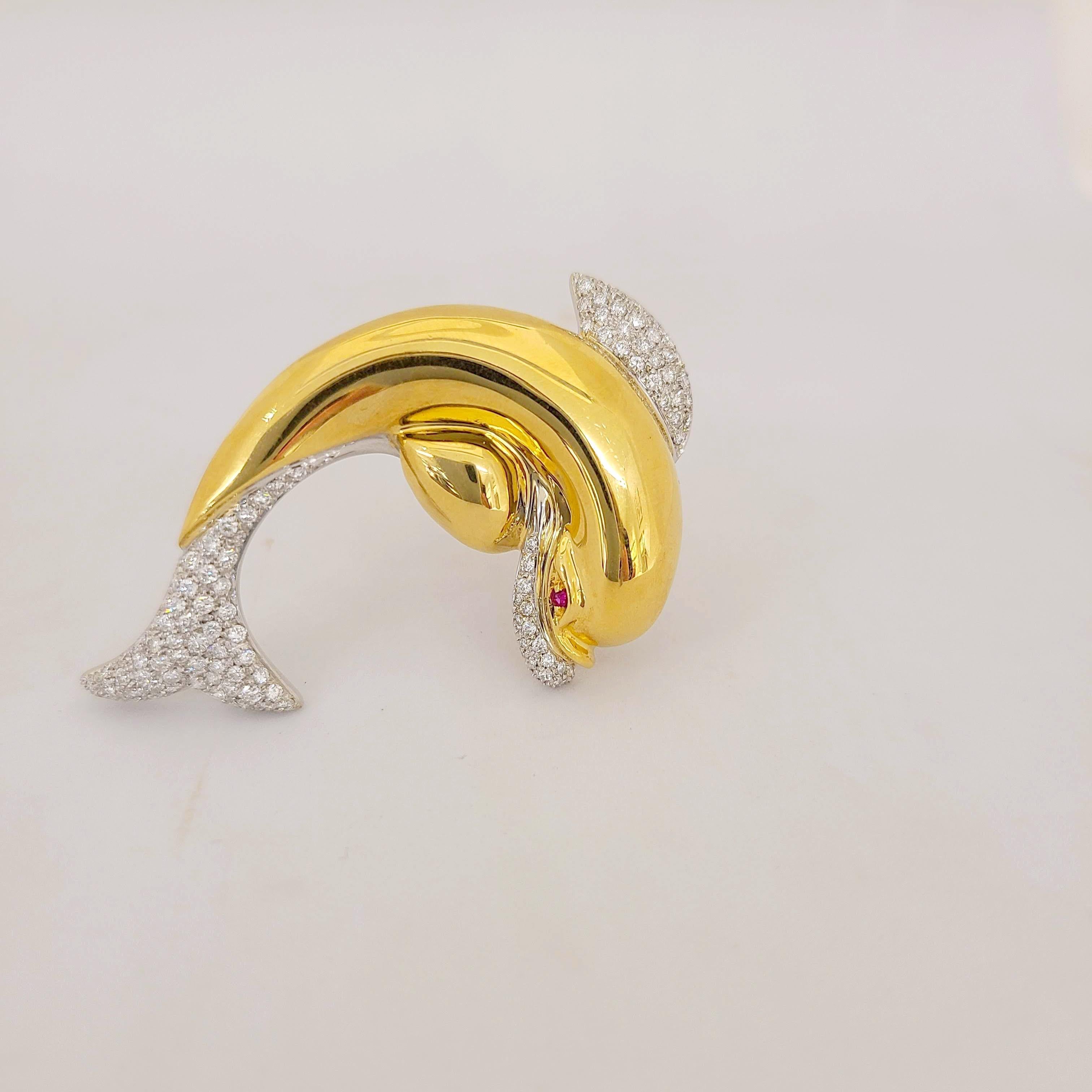 Taille ronde Broche dauphin en or jaune 18 carats et diamants de 1,49 carat en vente