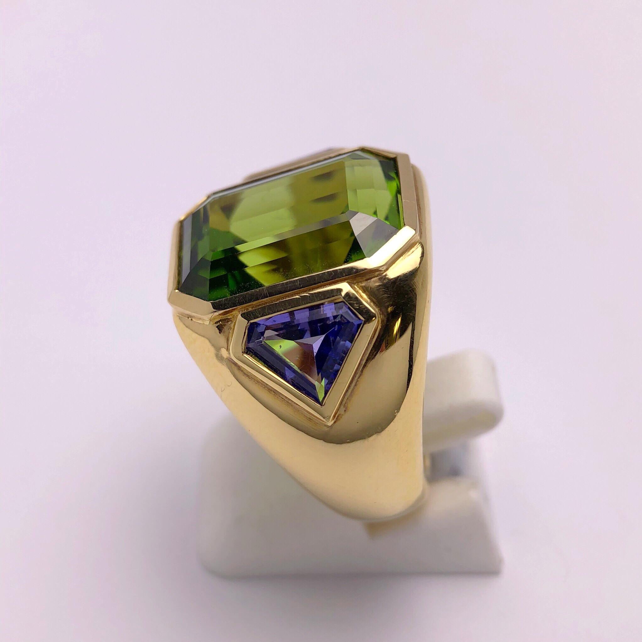 18 Karat Gelbgold, 15,33 Karat Peridot und 1,87 Karat Tansanit Ring (Zeitgenössisch)