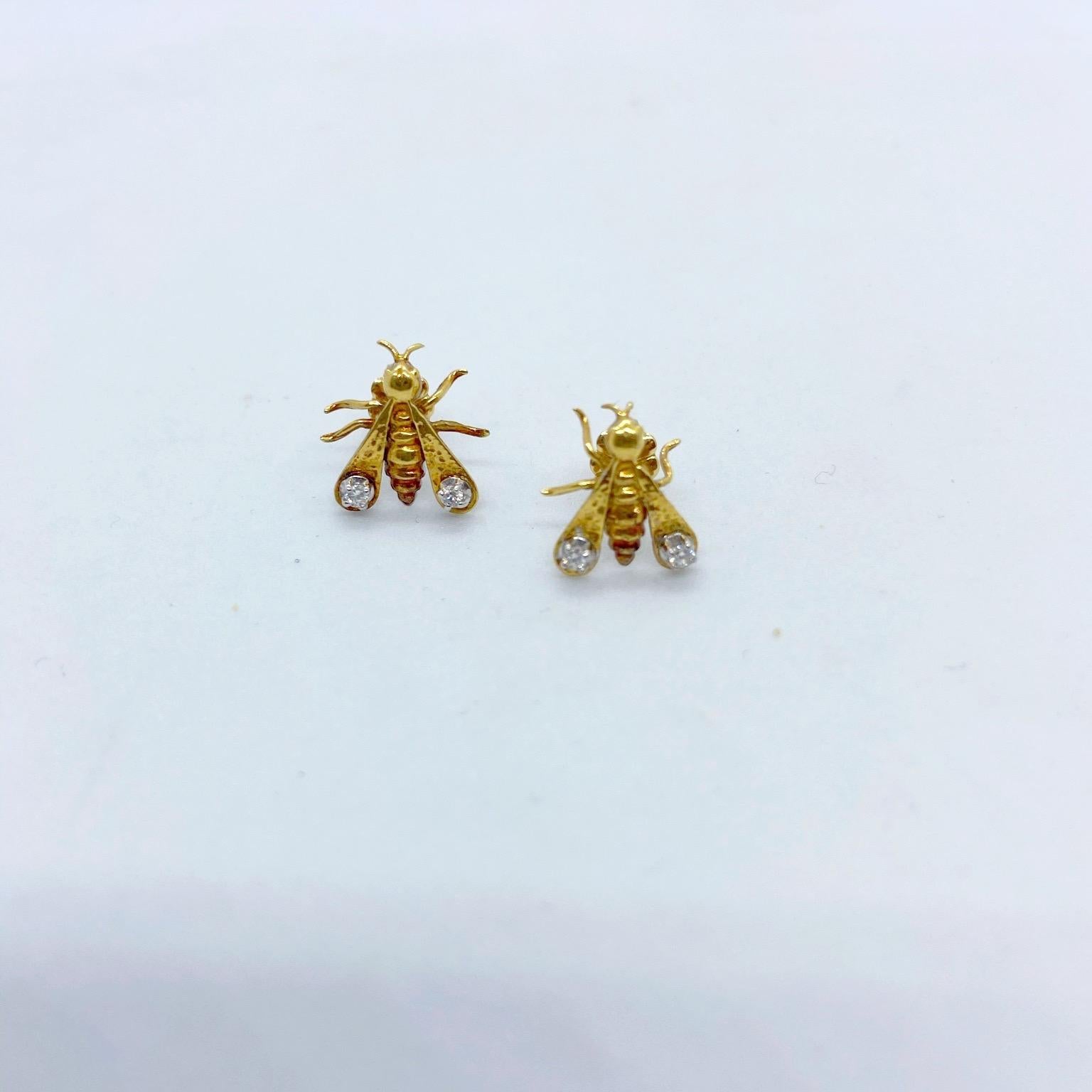 Rétro Boucles d'oreilles en forme de mouche en or jaune 18 carats et diamants en vente