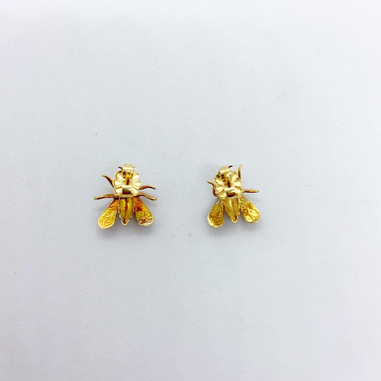 Taille grossière Boucles d'oreilles en forme de mouche en or jaune 18 carats et diamants en vente