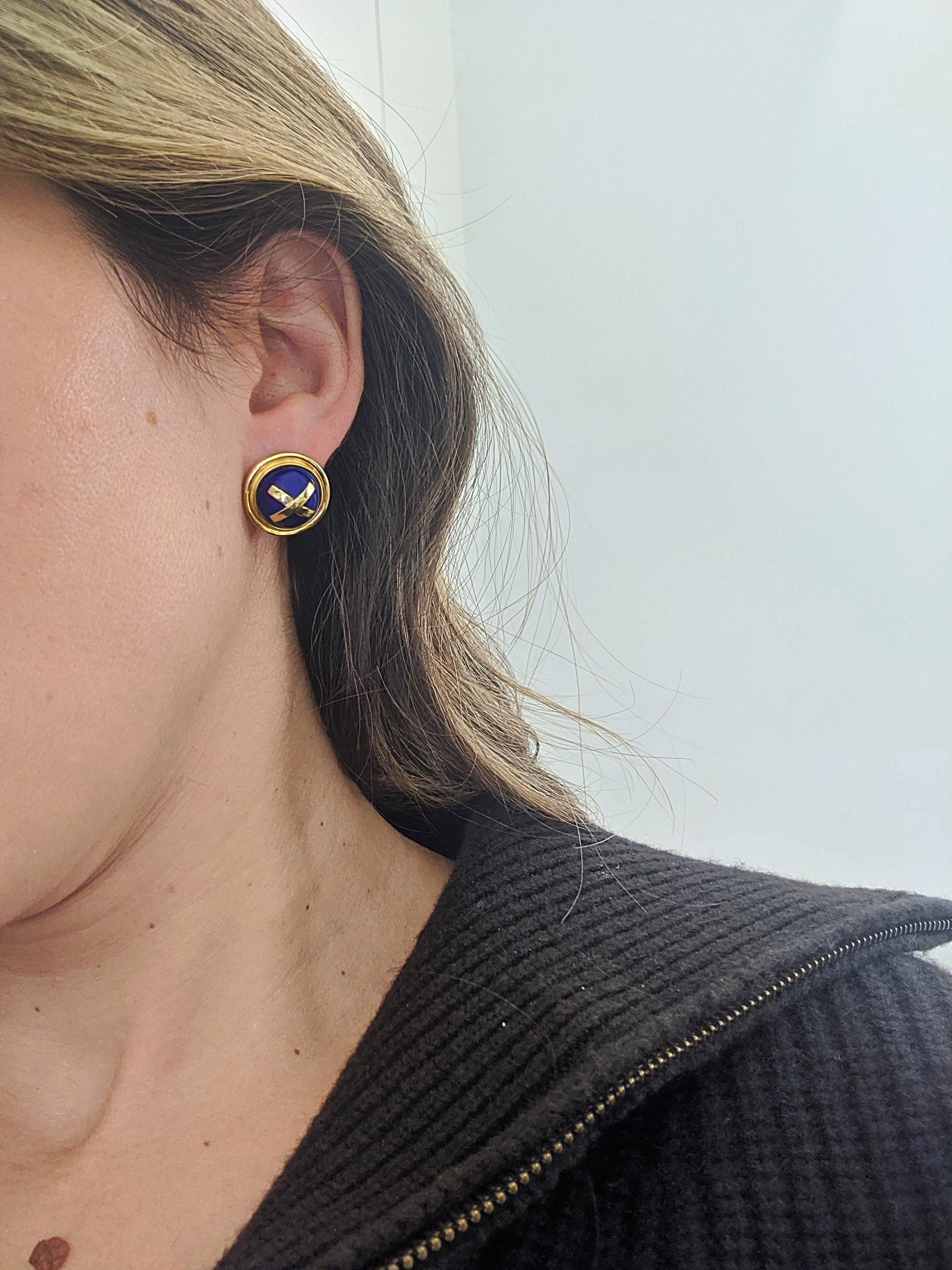 Cellini Jewelers Boucles d'oreilles en or 18 carats avec émail bleu et or jaune « X » en vente 2