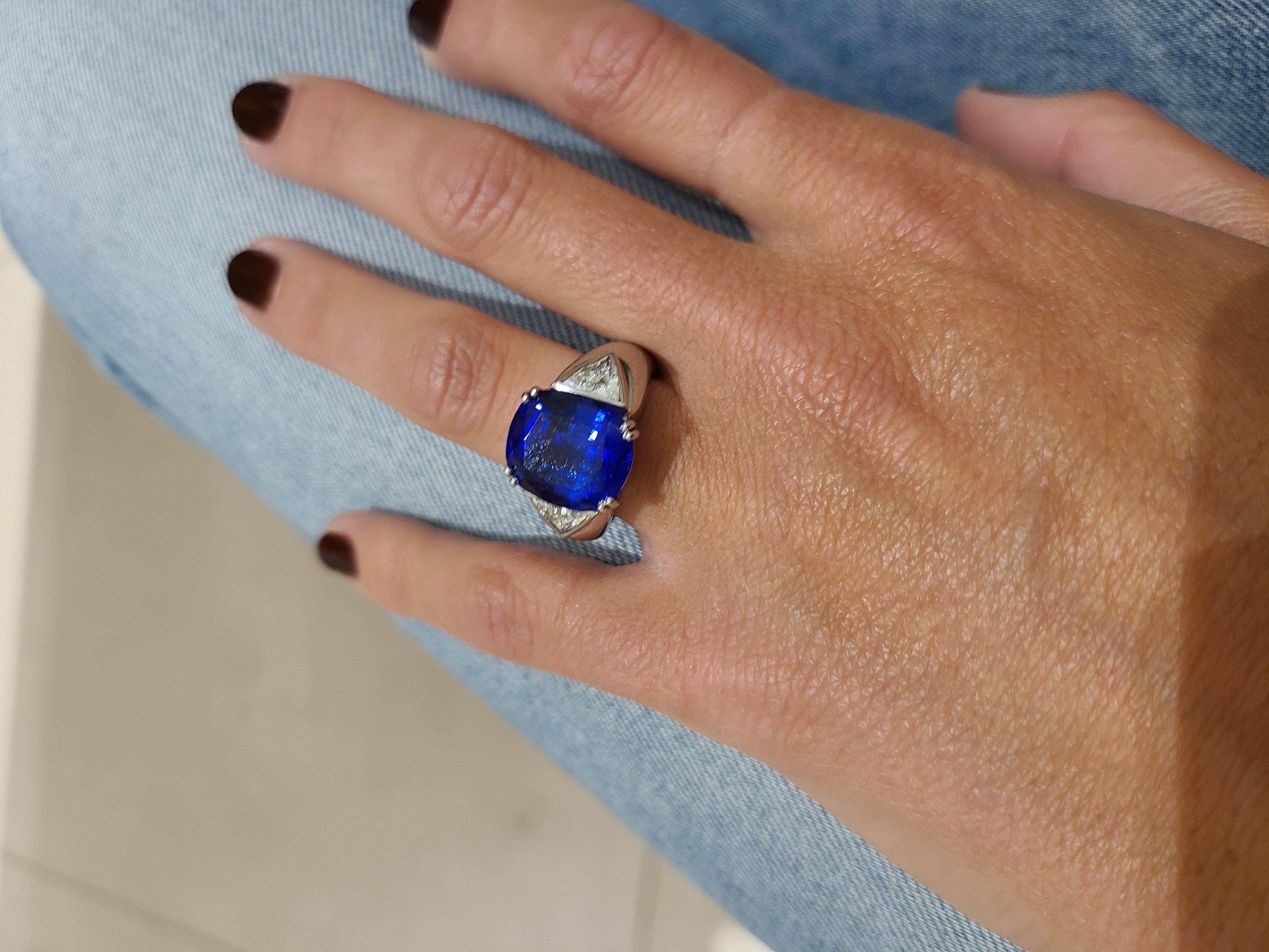 Cellini Jewelers 9.51C.T Tanzanite Ring with Diamond Side Stone Set in Platinum For Sale 3