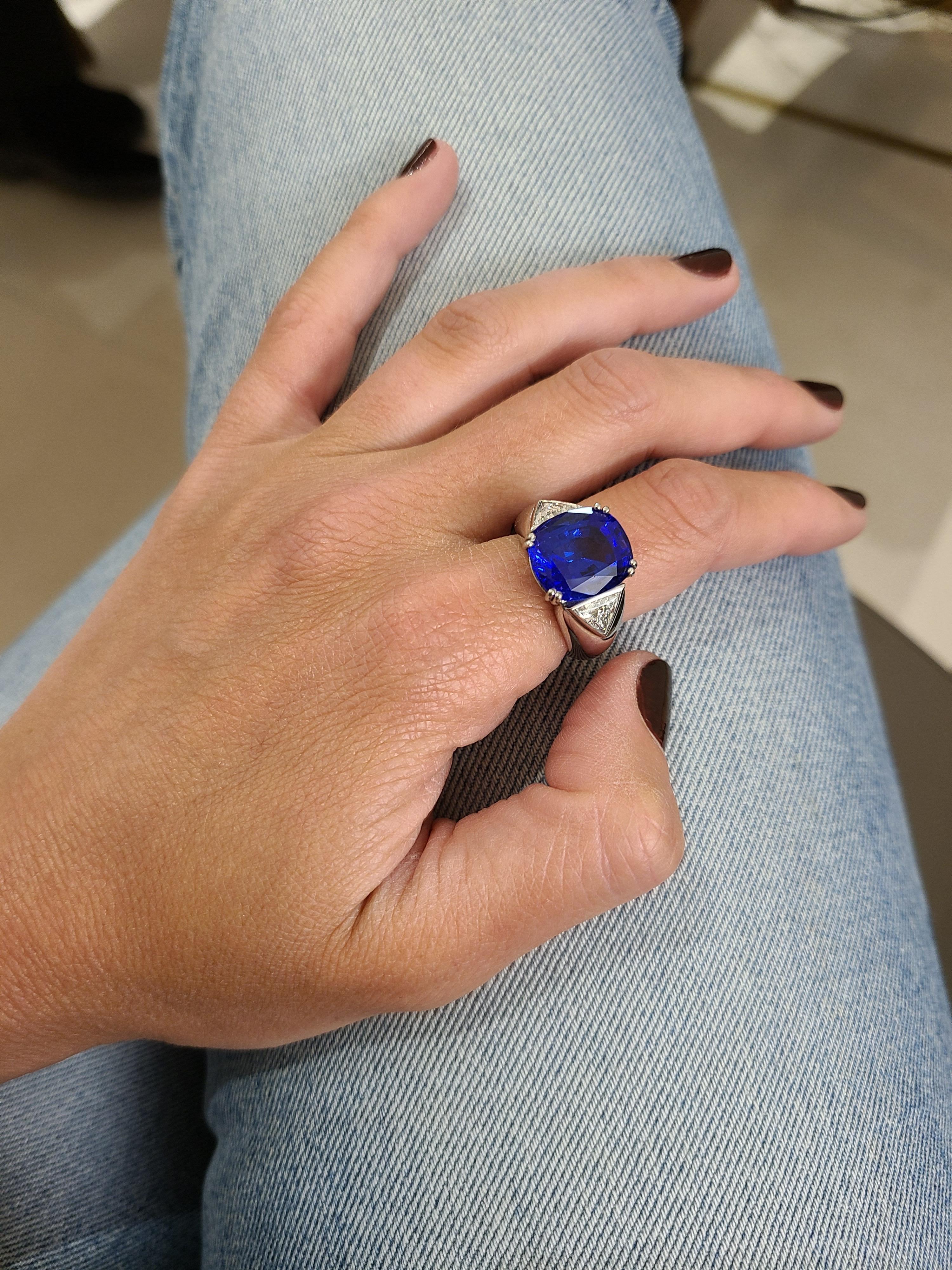 Cellini Jewelers 9.51C.T Tanzanite Ring with Diamond Side Stone Set in Platinum For Sale 4