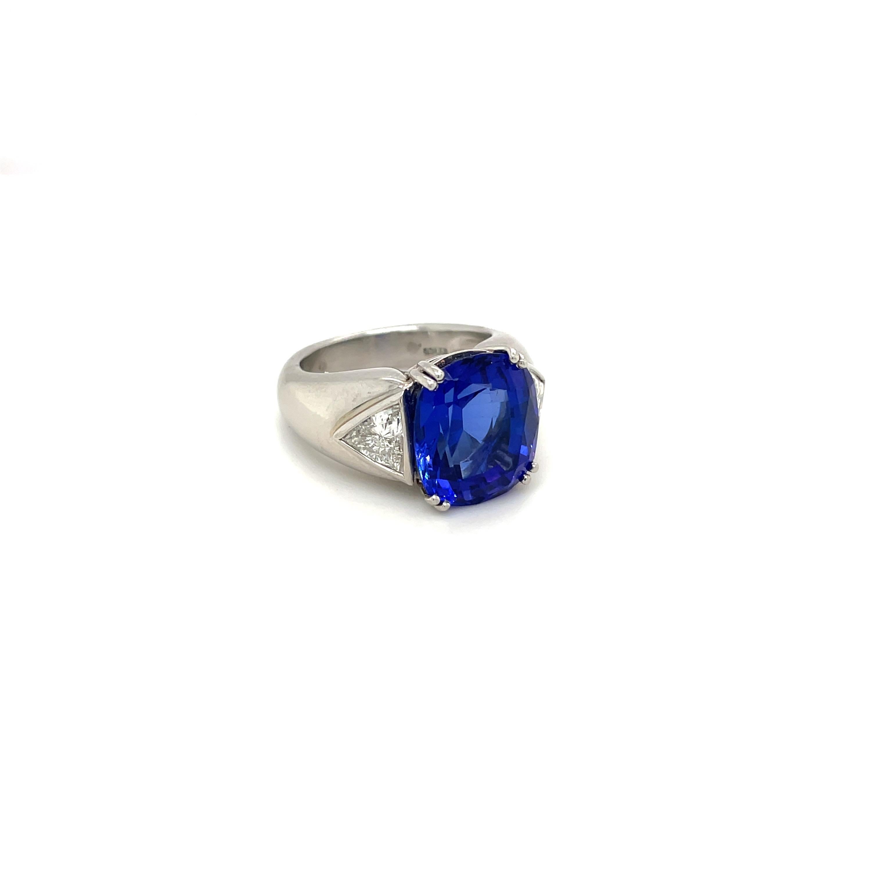 Contemporary Cellini Jewelers 9.51C.T Tanzanite Ring with Diamond Side Stone Set in Platinum For Sale