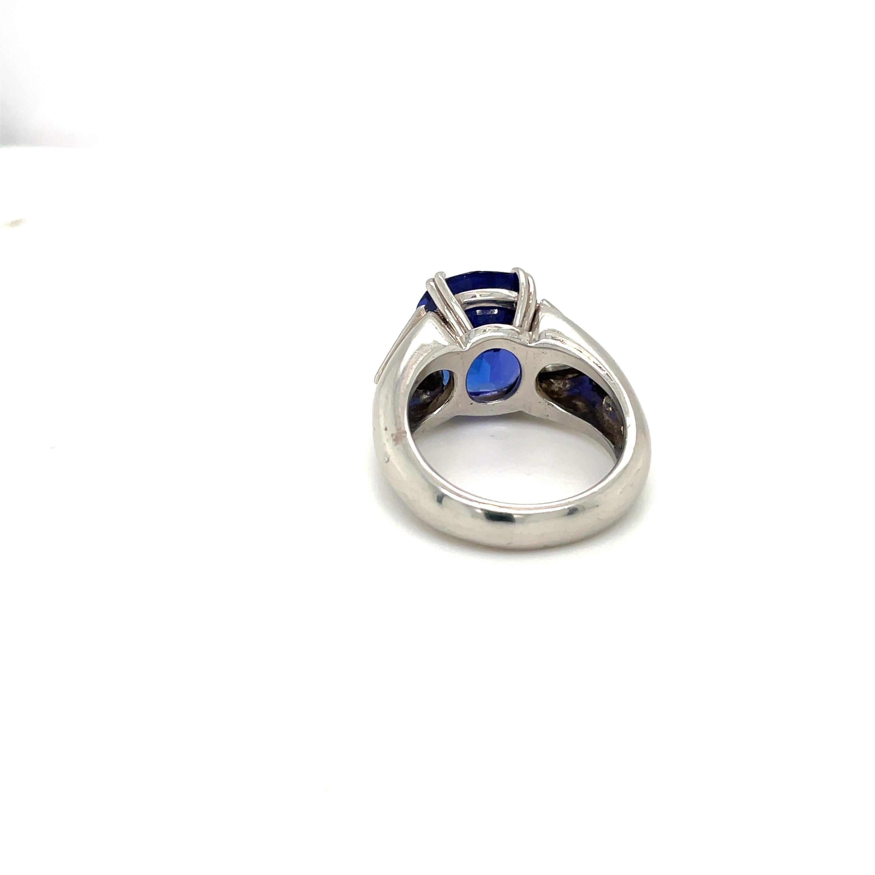 Cellini Jewelers 9.51C.T Tanzanite Ring with Diamond Side Stone Set in Platinum In New Condition For Sale In New York, NY