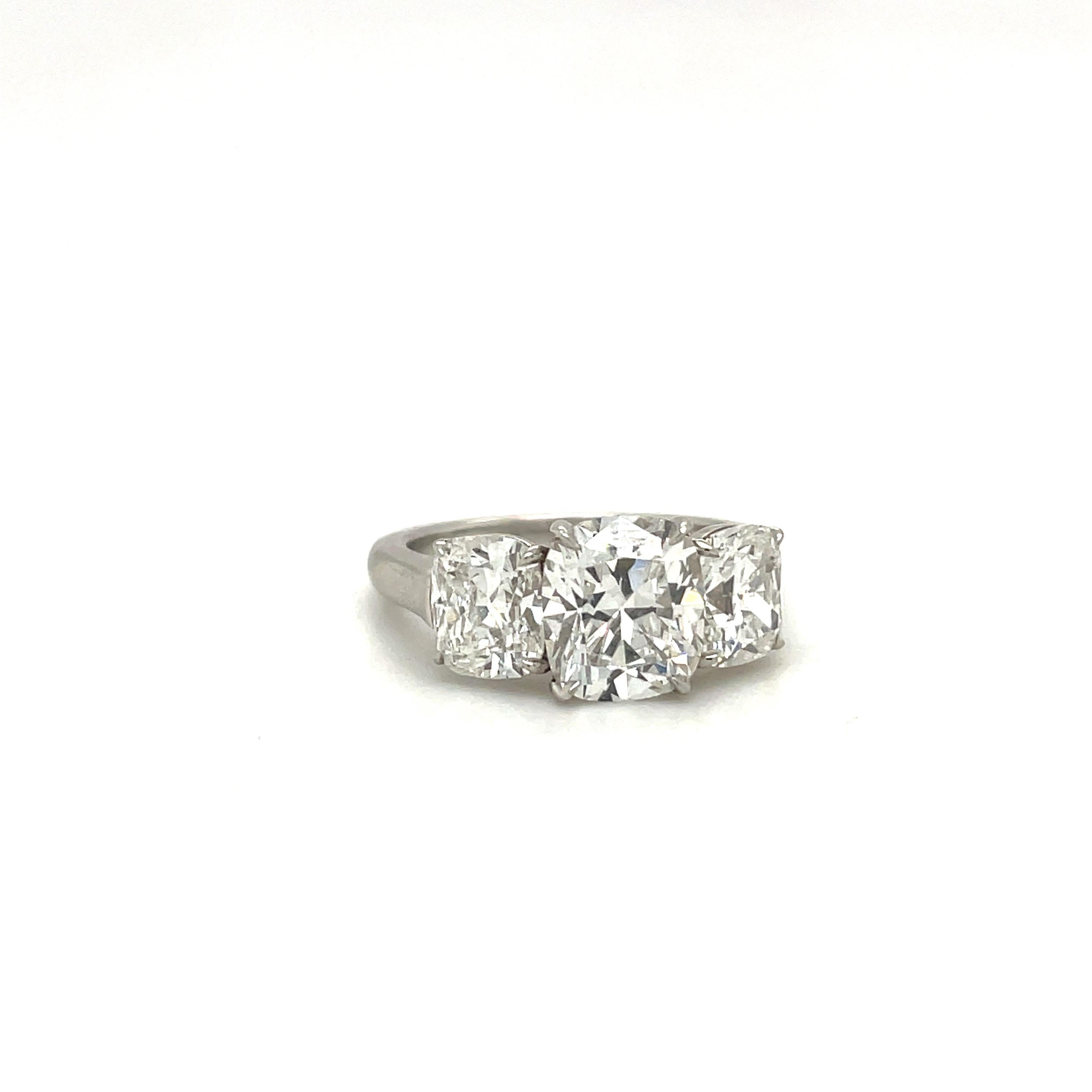 GIA-zertifizierter 3er-Stein, 2,02 Karat Kissenförmiger Diamantring in F-Farbe im Zustand „Neu“ im Angebot in New York, NY