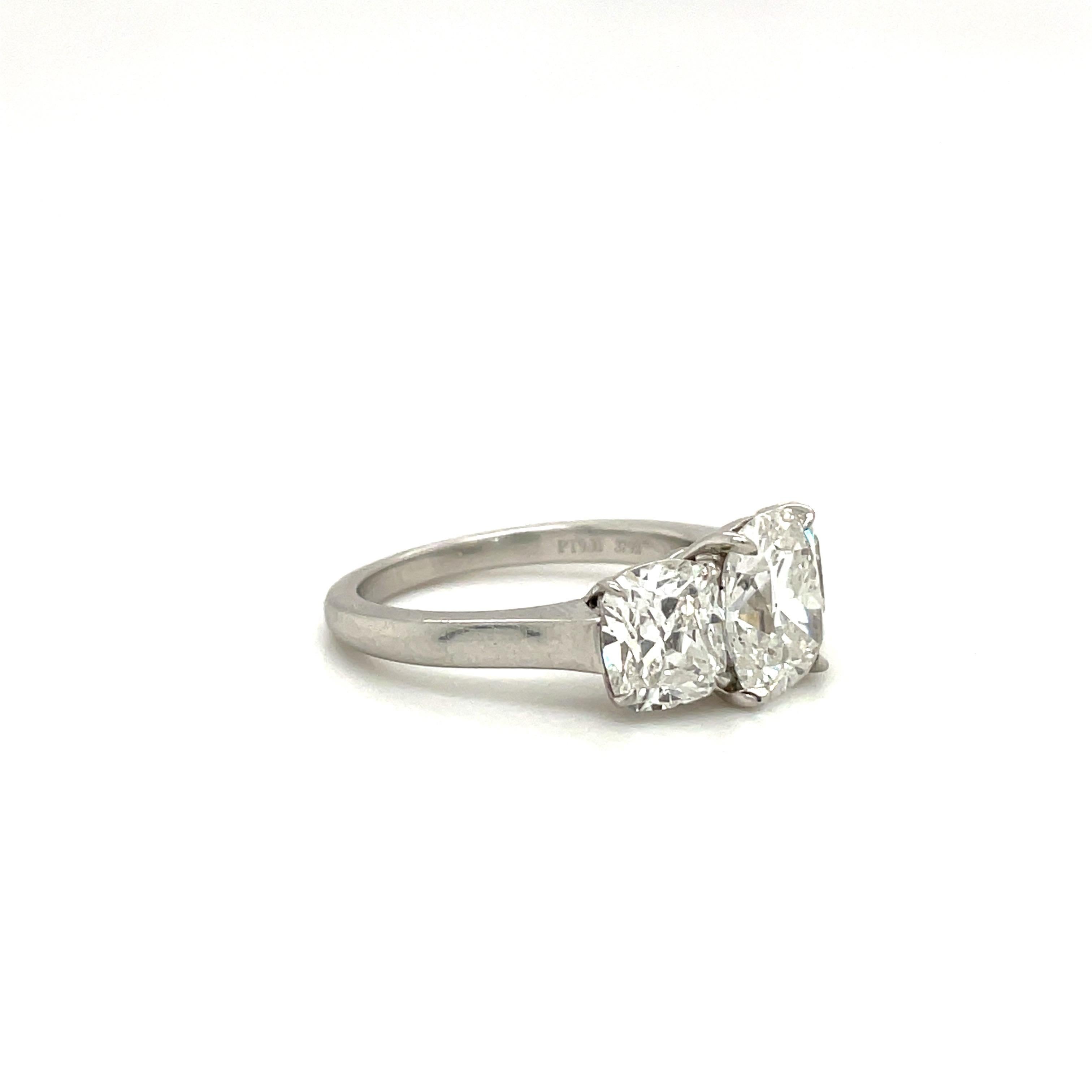 GIA-zertifizierter 3er-Stein, 2,02 Karat Kissenförmiger Diamantring in F-Farbe für Damen oder Herren im Angebot