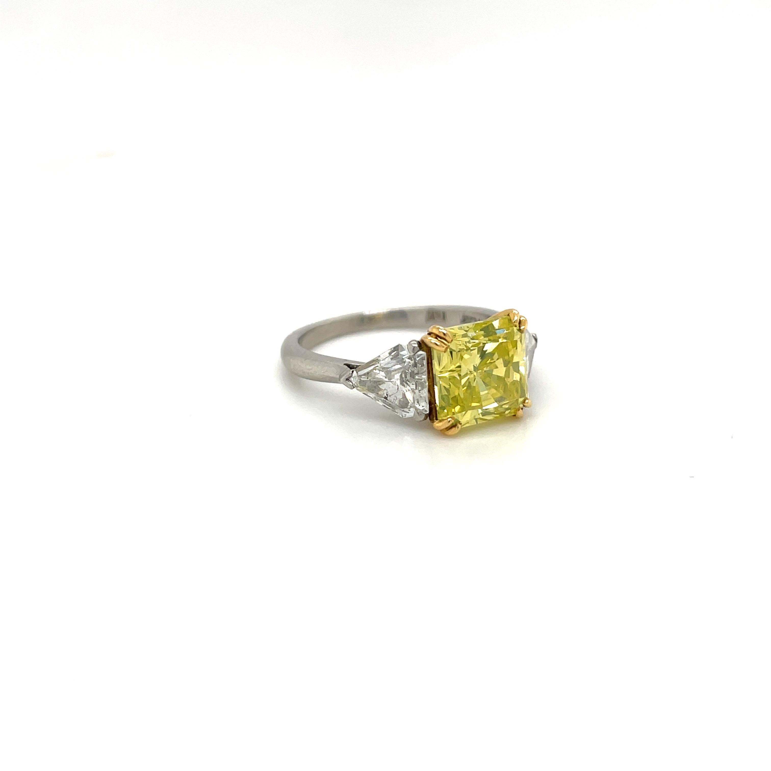Taille radiant GIA Natural Fancy Intense 3,06Ct. Chartreuse - Diamant radiant en vente