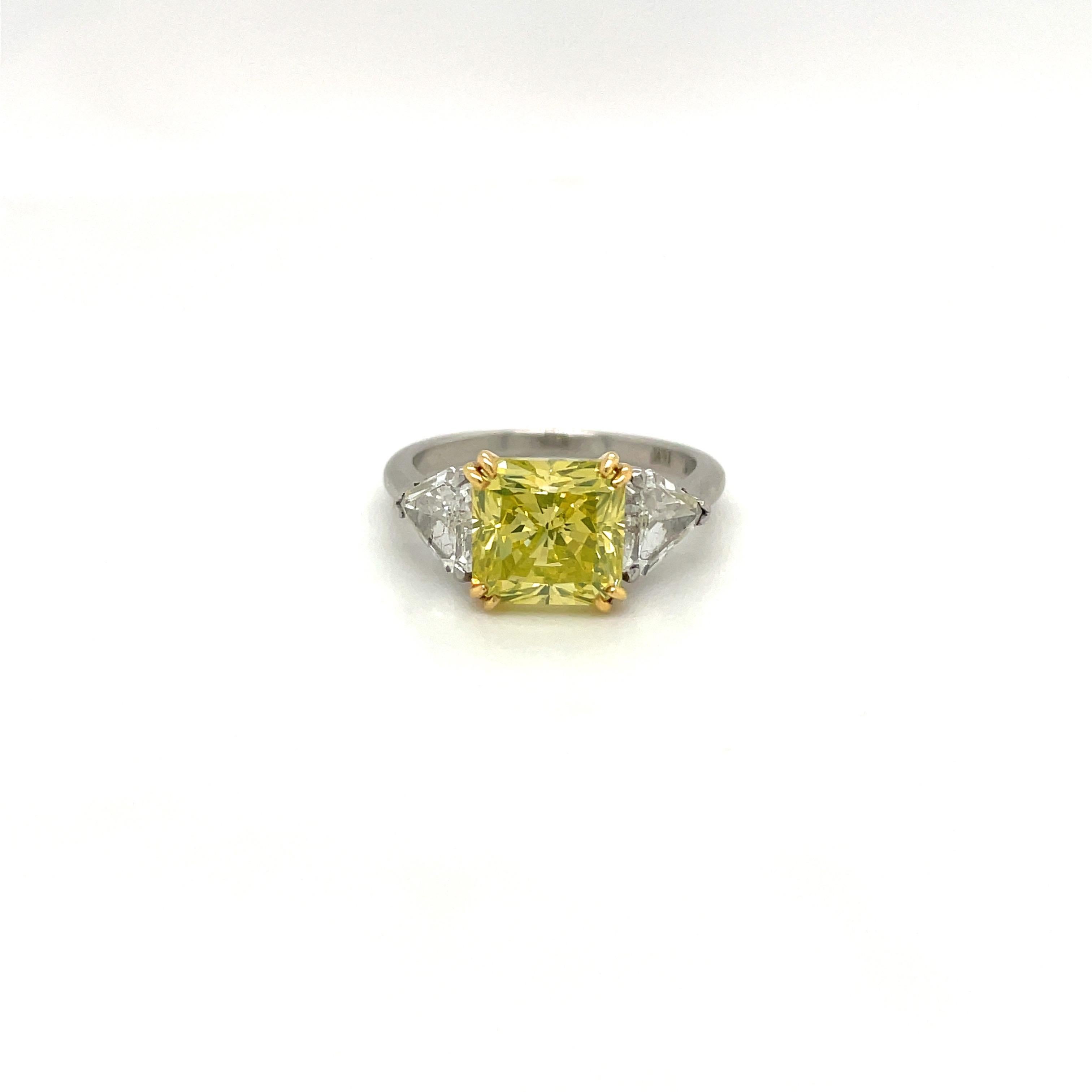 GIA Natural Fancy Intense 3,06Ct. Chartreuse - Diamant radiant Neuf - En vente à New York, NY