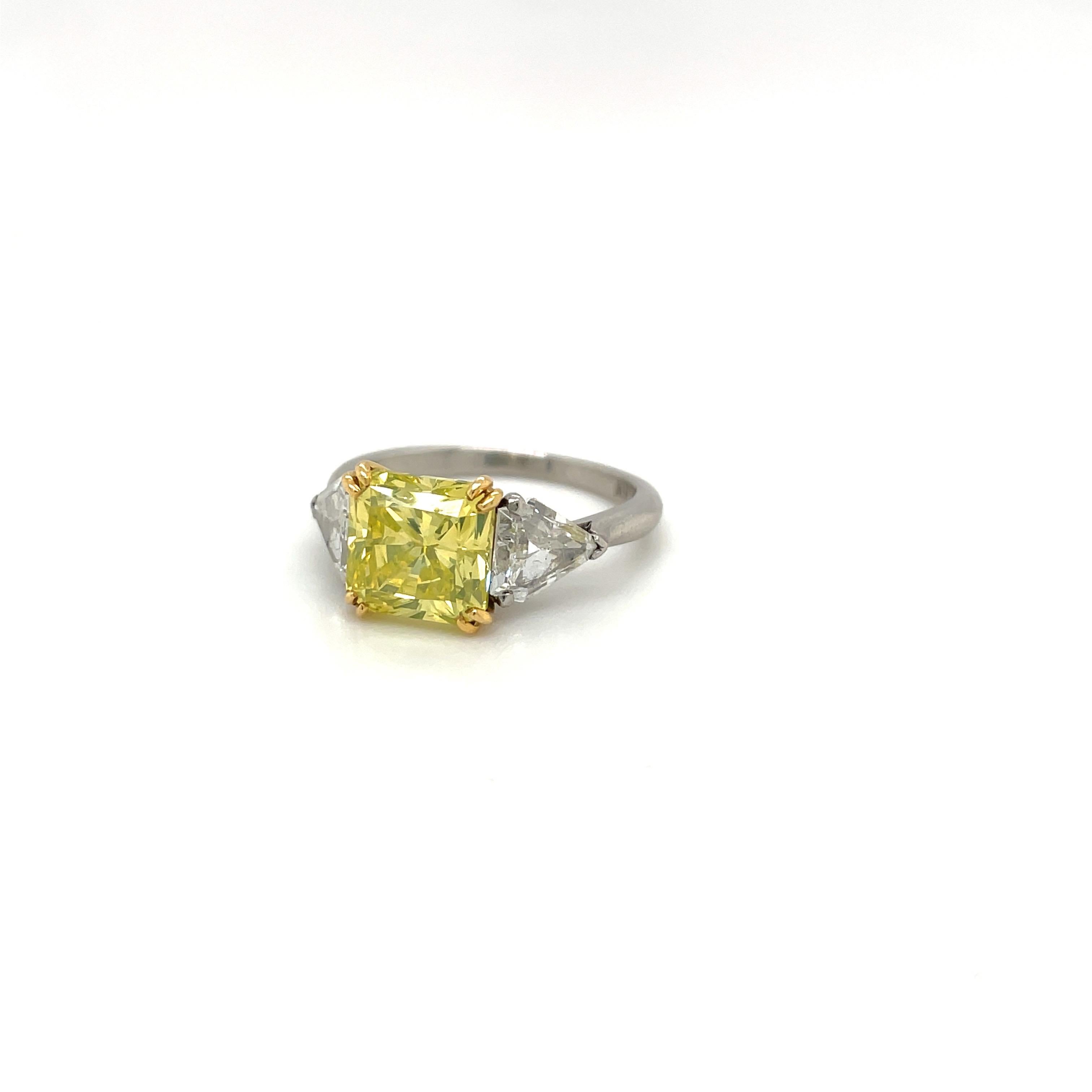 GIA Natural Fancy Intense 3,06Ct. Chartreuse - Diamant radiant Unisexe en vente